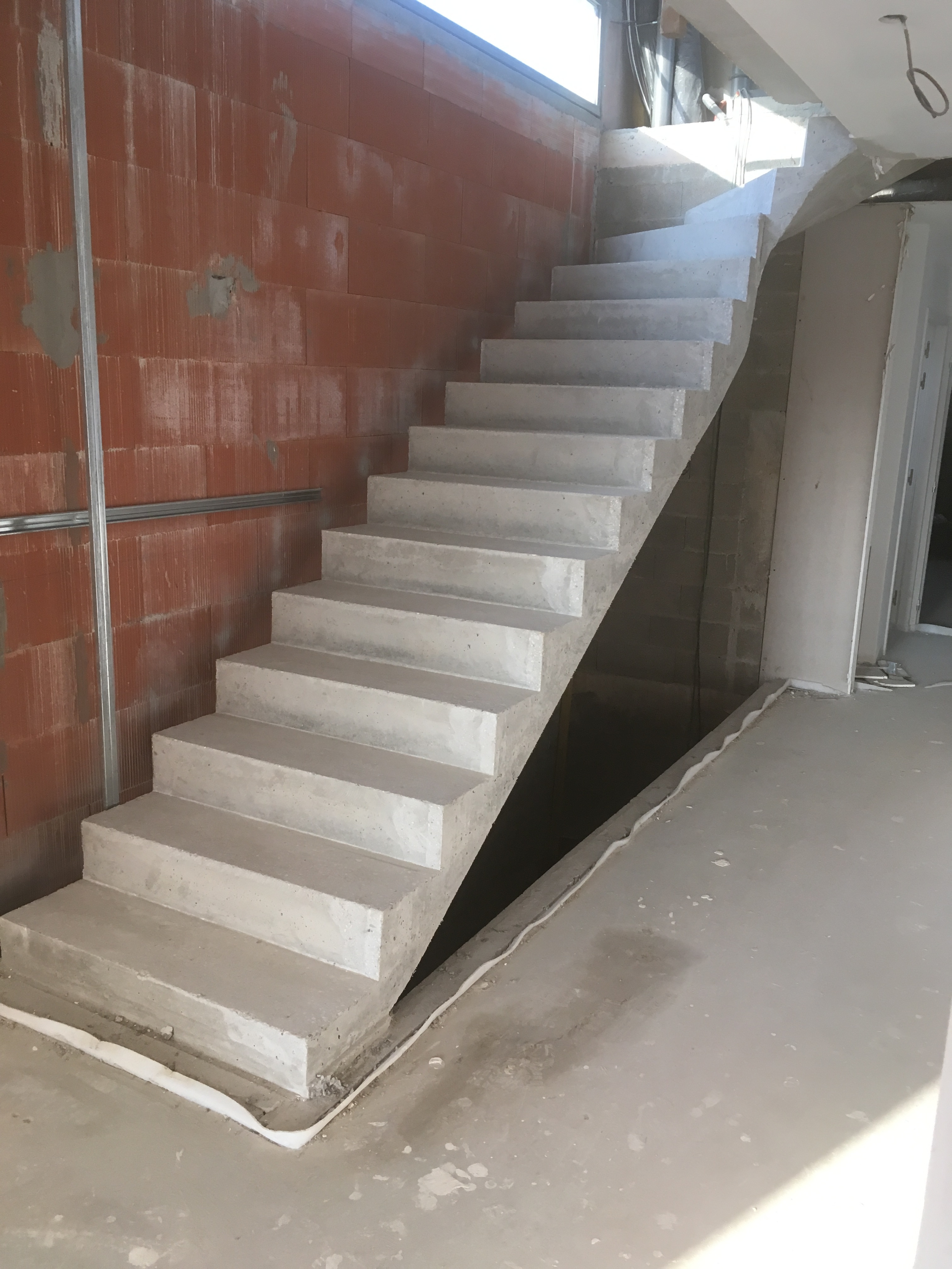 bel escalier à paillasse un quart balancé en béton brut de décoffrage  à Bordeaux en Gironde  pour un constructeur