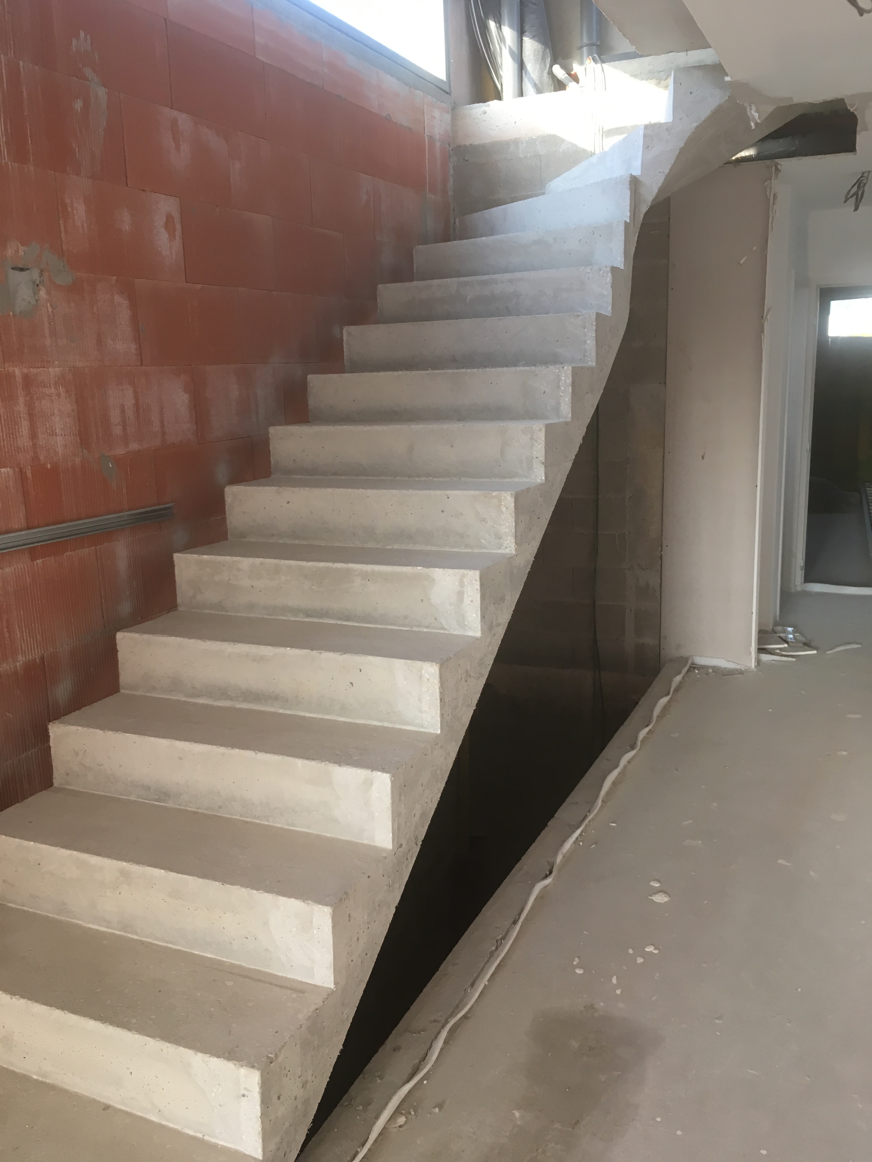 bel escalier à paillasse un quart balancé en béton brut de décoffrage  à Bordeaux en Gironde  pour un constructeur