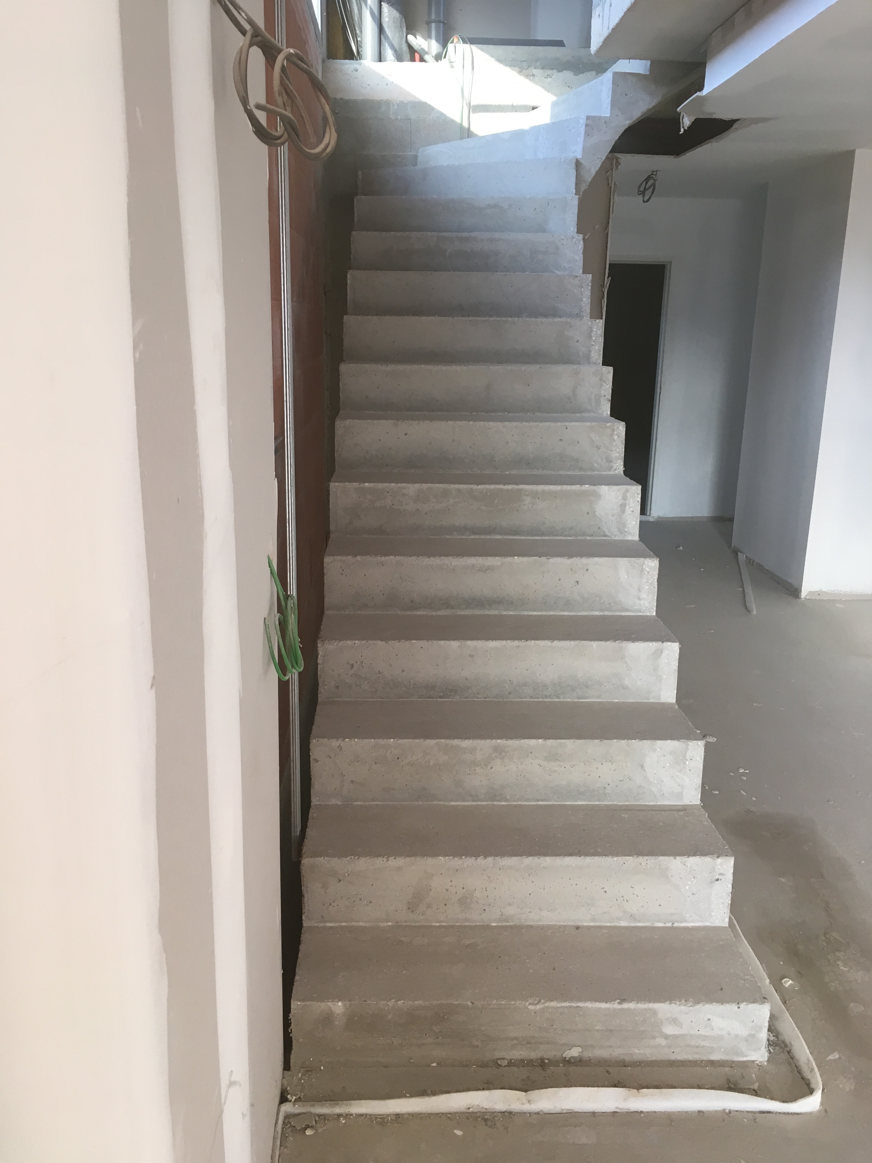 bel escalier à paillasse un quart balancé en béton brut de décoffrage  à Bordeaux en Gironde  pour un constructeur