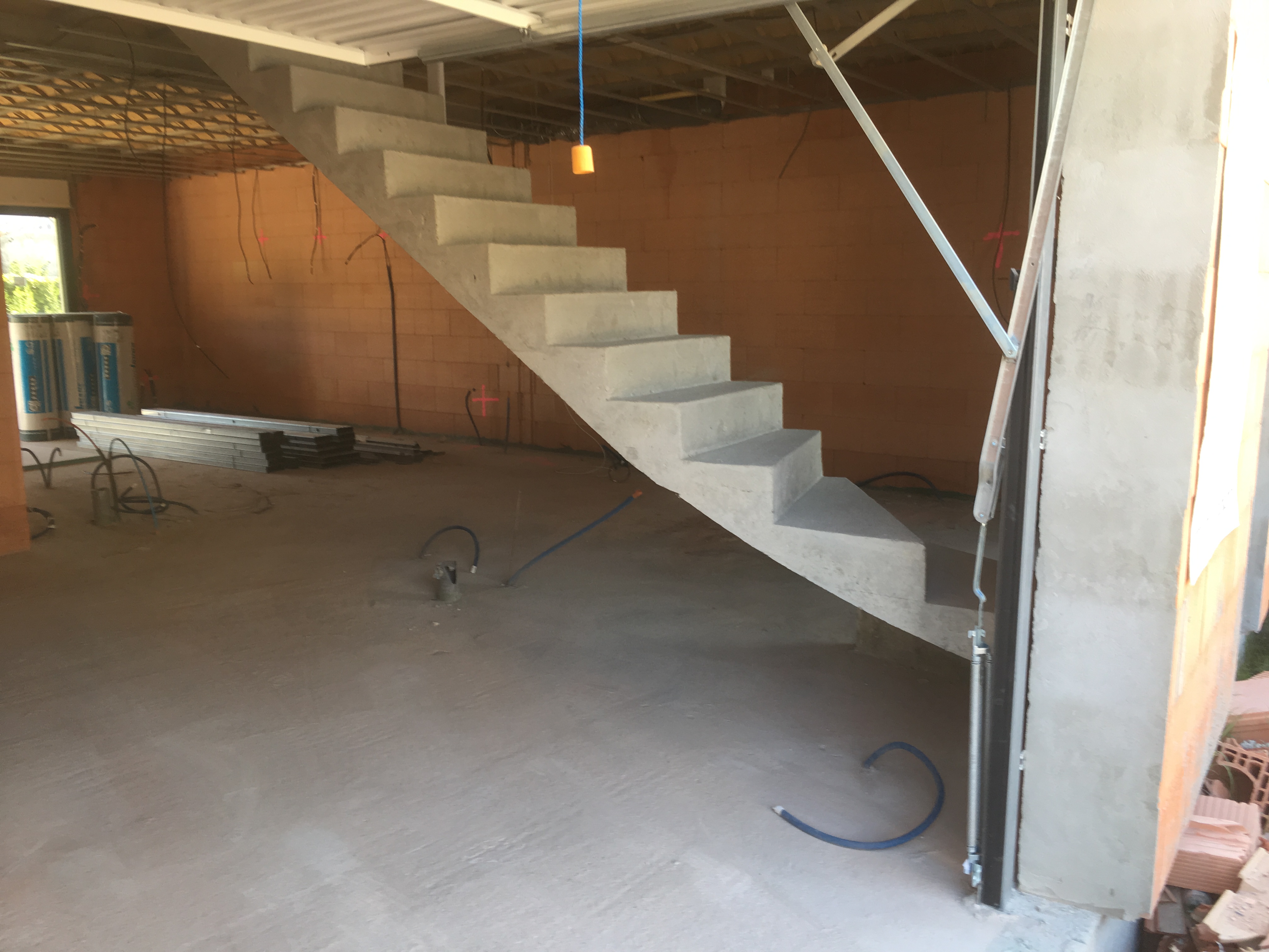 bel escalier à paillasse un quart tournant en béton brut de décoffrage  en gironde  pour un constructeur