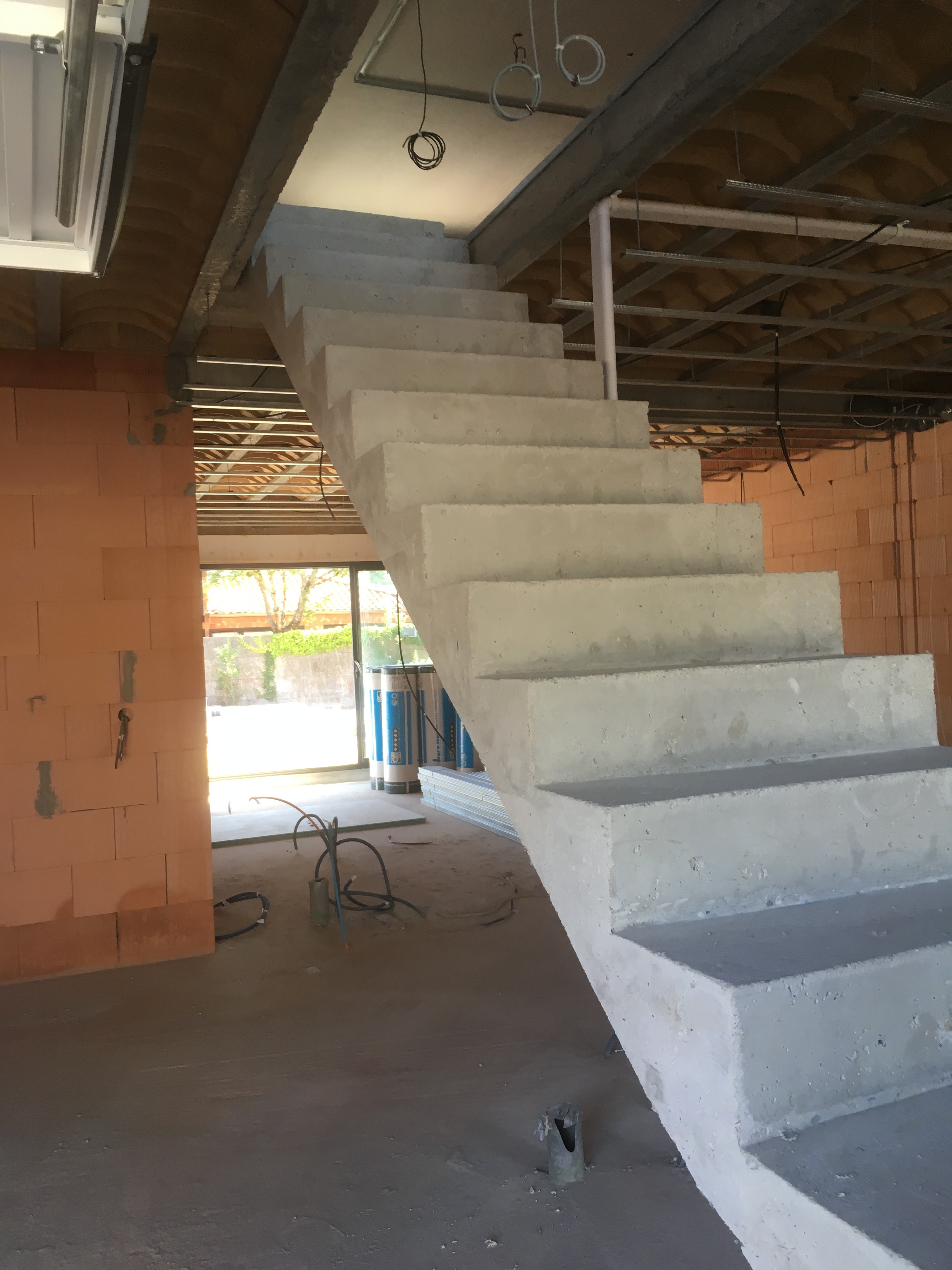 bel escalier à paillasse un quart tournant en béton brut de décoffrage  en gironde  pour un constructeur