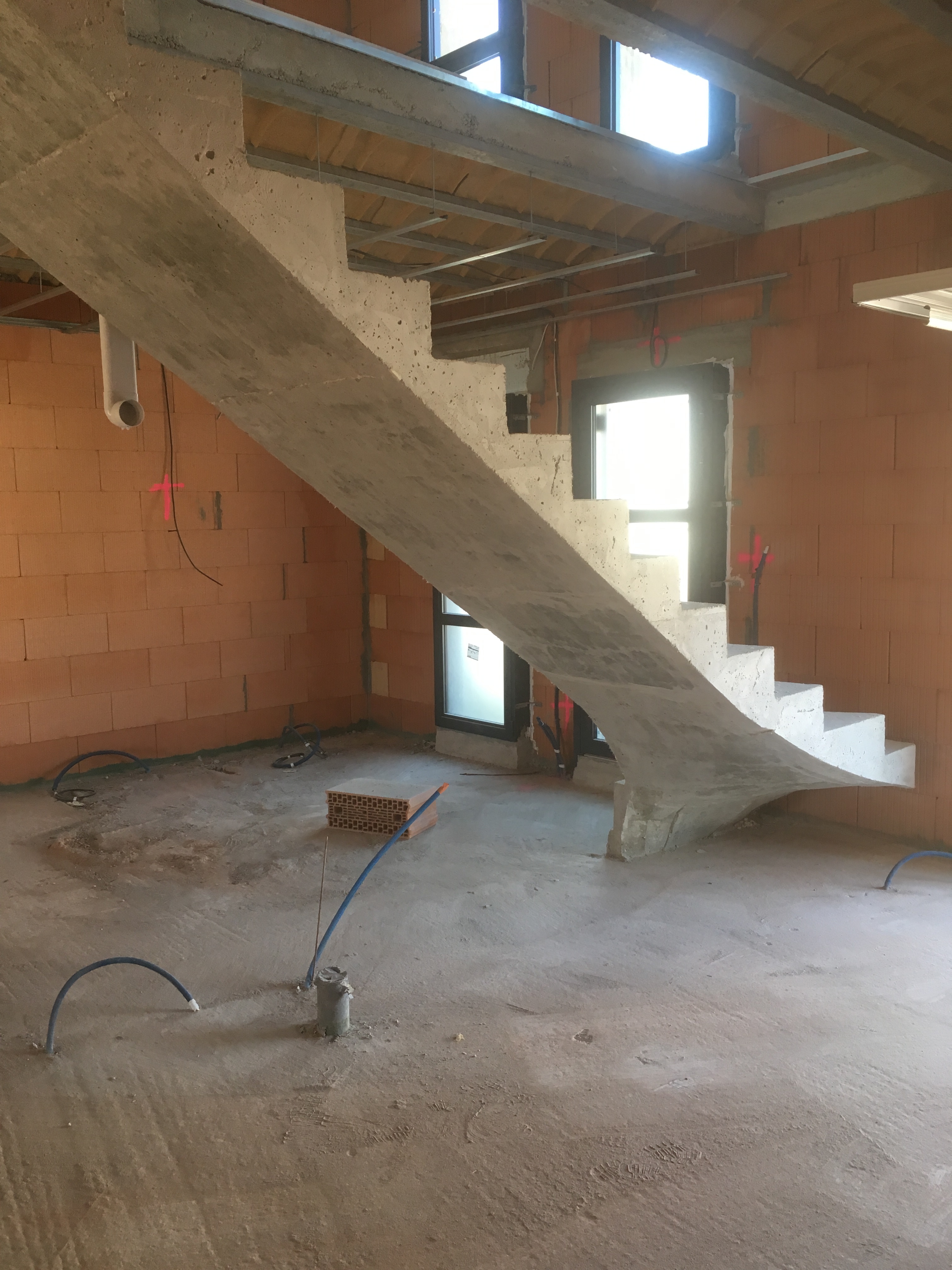 bel escalier à paillasse un quart tournant en béton brut de décoffrage  en gironde  pour un constructeur