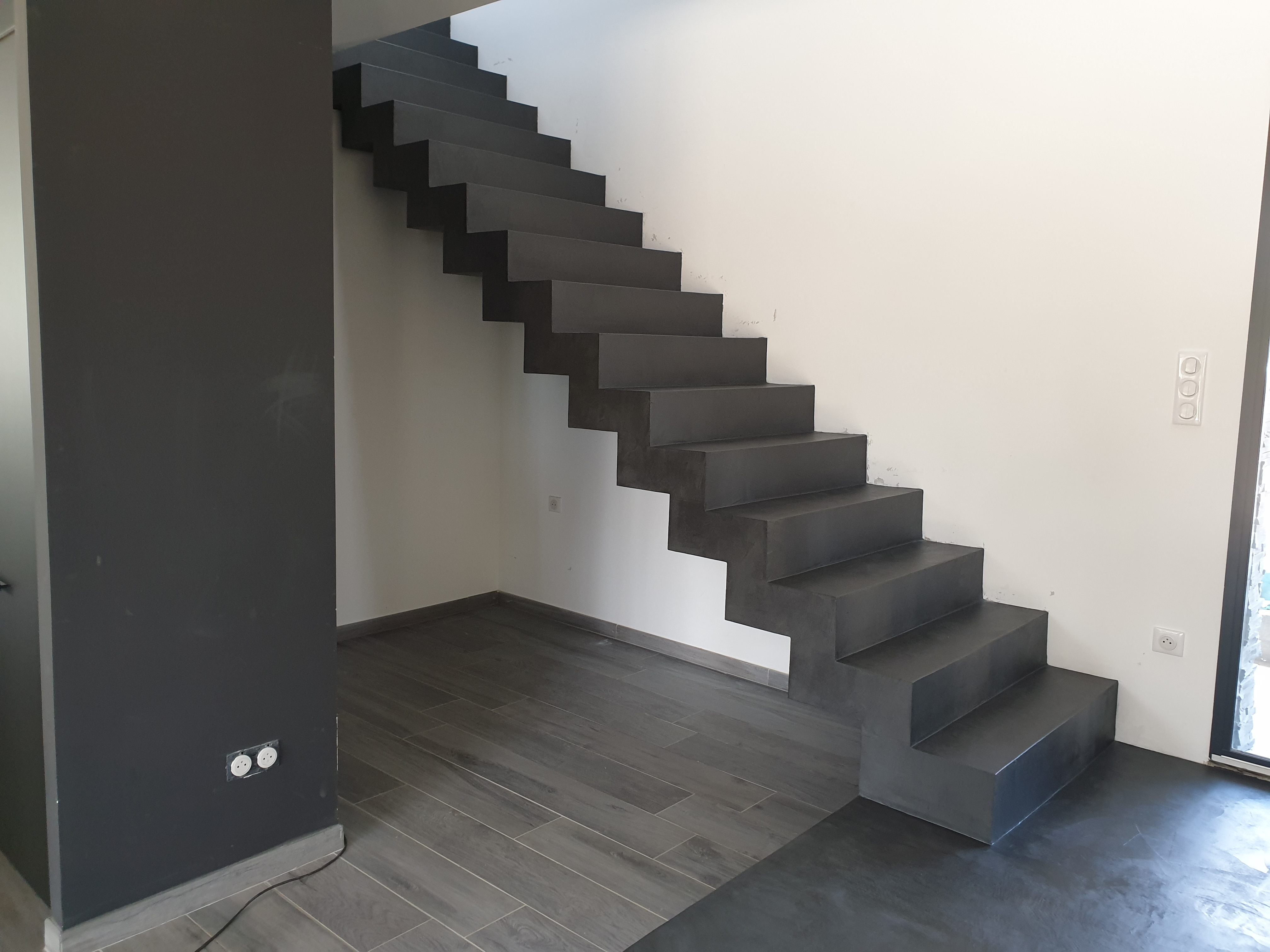 bel escalier crémaillère avec marche palière en béton ciré vernis mat couleur ardoise A saint cyr au mont d or pour un constructeur