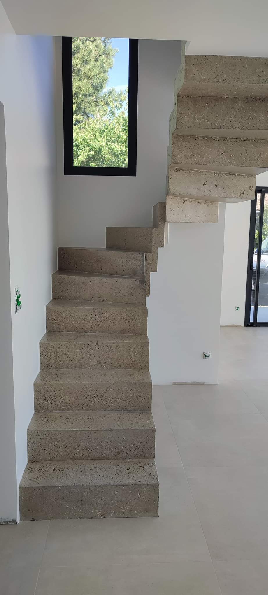 cage d'escalier où prend place un magnifique escalier en beton dans le département de la Loire Atlantique