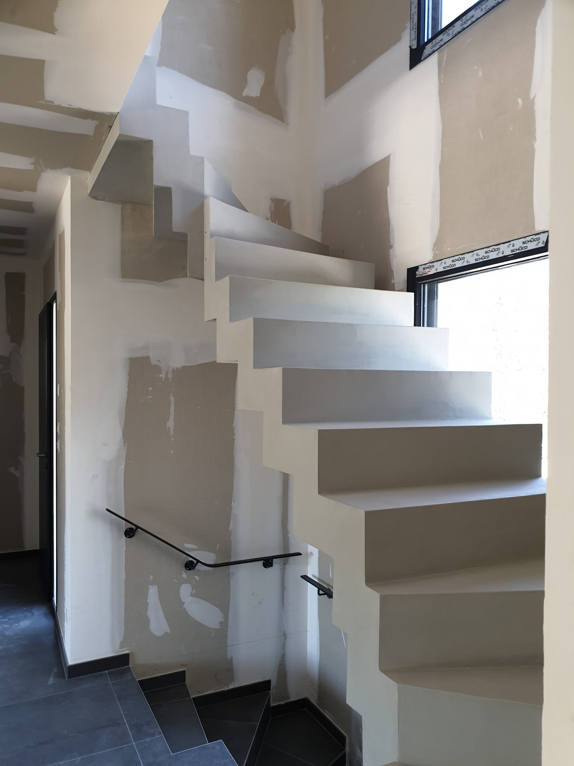 Cet escalier est au dessus d'un autre escalier avec une trémie en rectangle