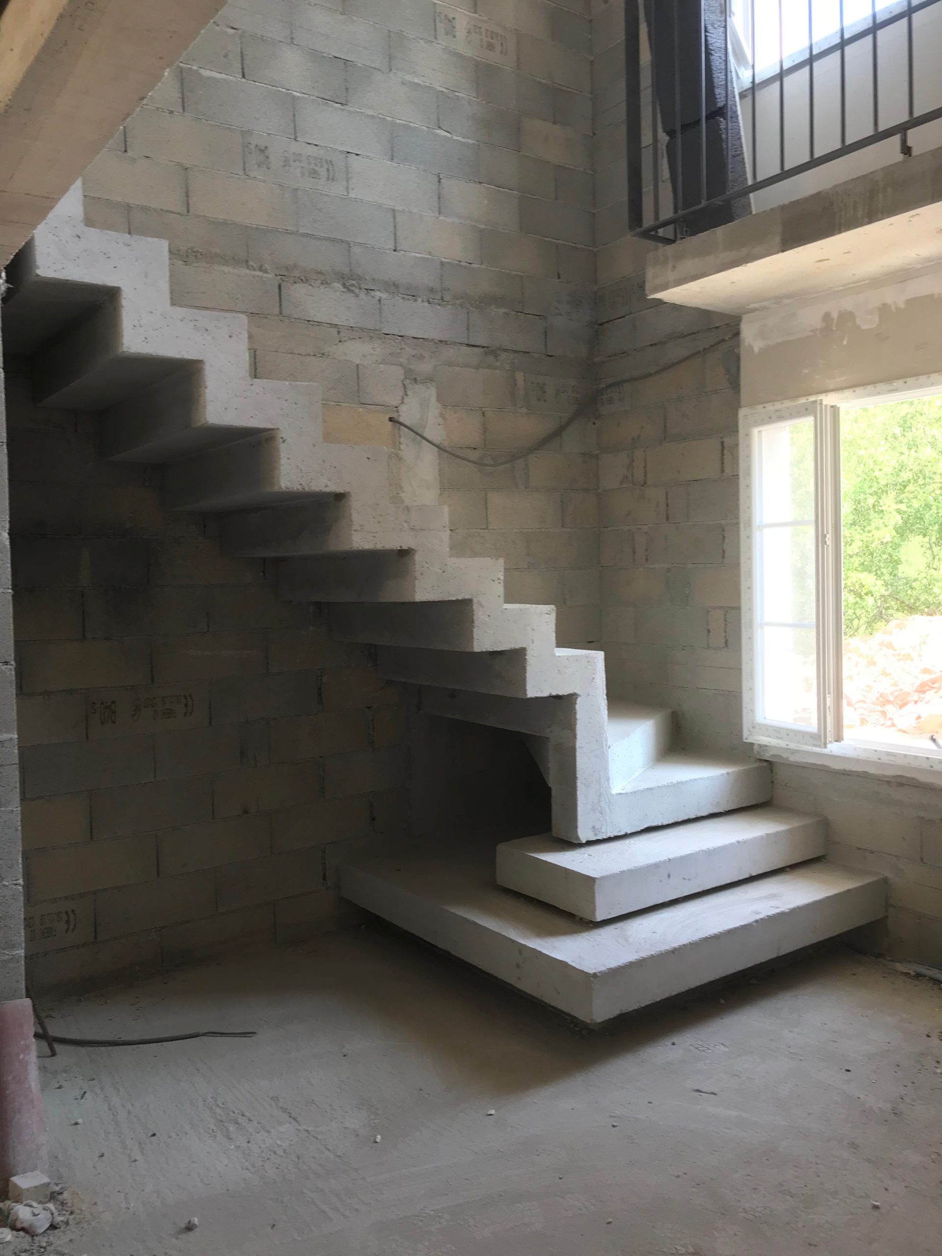 bain-de-bouche-amuser-humidit-escalier-en-beton-trois-crou-une-variante