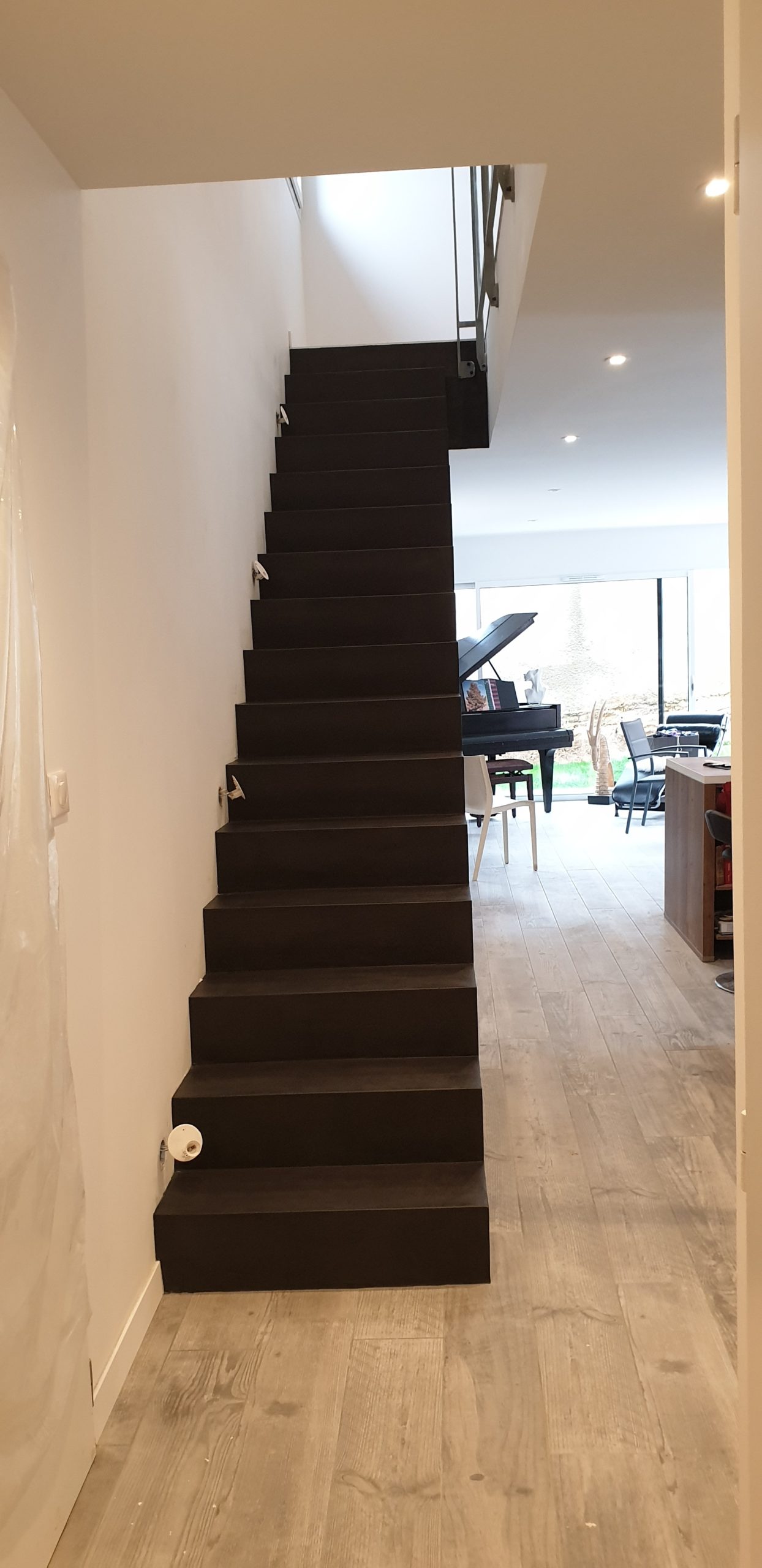 Création unique d'un escalier droit dans une maison individuelle