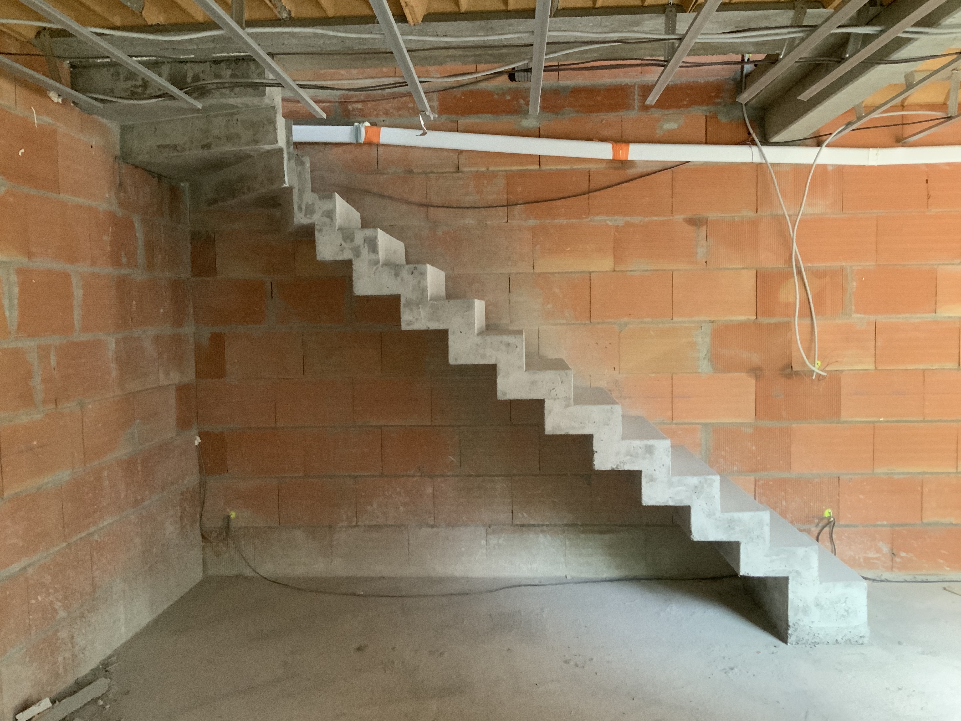 Dessin de la crémaillère sur la joue de l'escalier béton ainsi que la sous face du balancé à l'arrivée de l'escalier