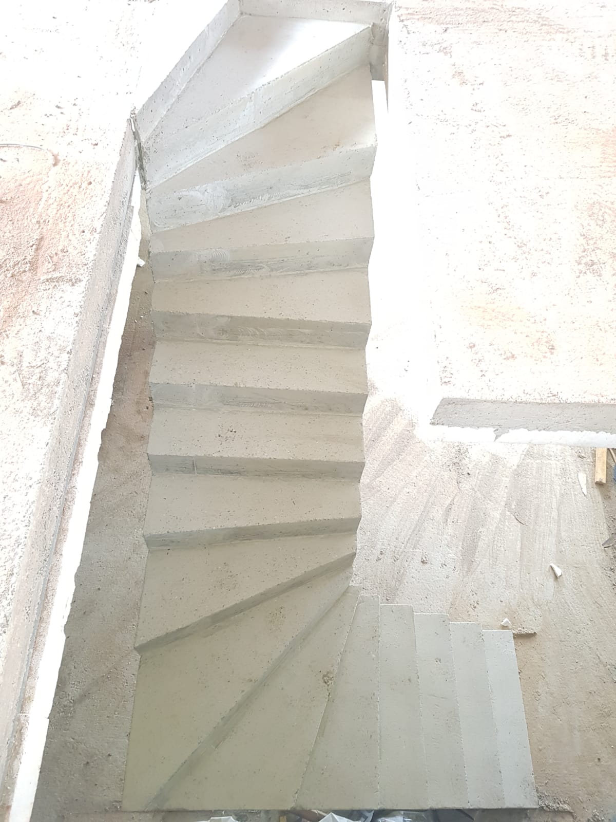 Dessus d'un escalier beton en forme de S.