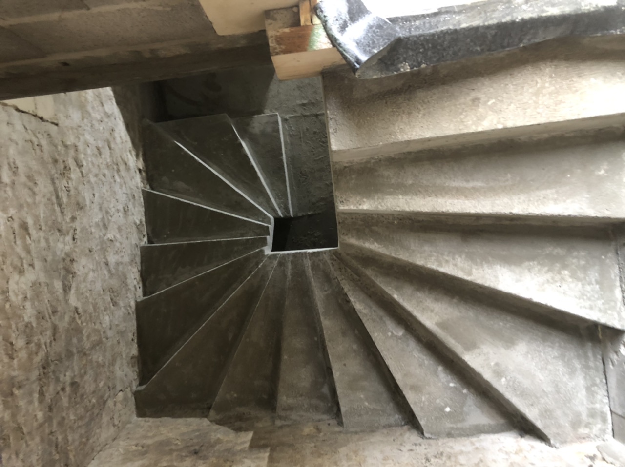 Dessus de l'escalier trois quart tournant avec sa lumière rectangulaire