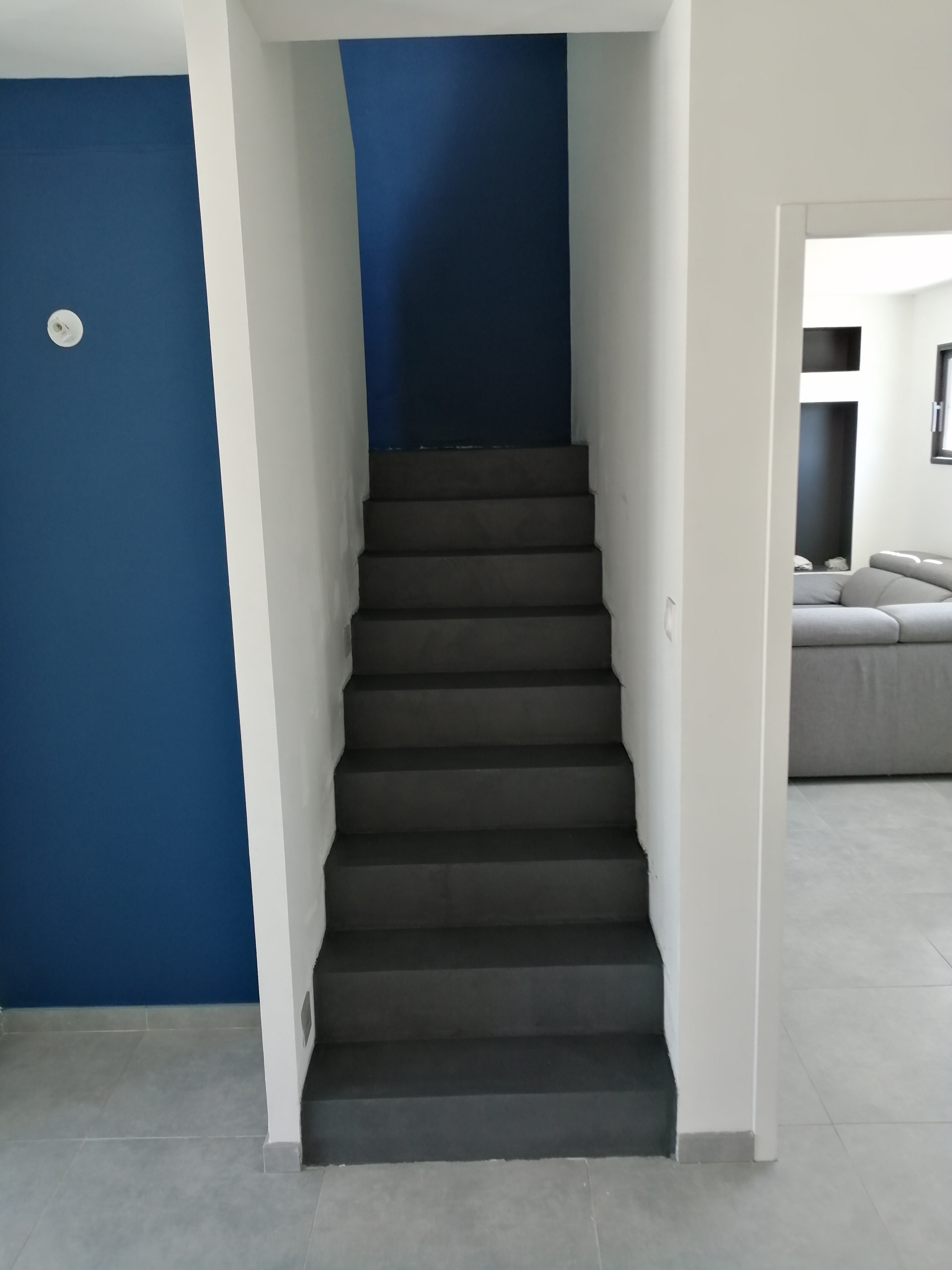 elégant escalier à paillasse avec palier intermédiaire en béton ciré vernis mat couleur alchimie à Montpellier dans l herault en Languedoc  pour un particulier