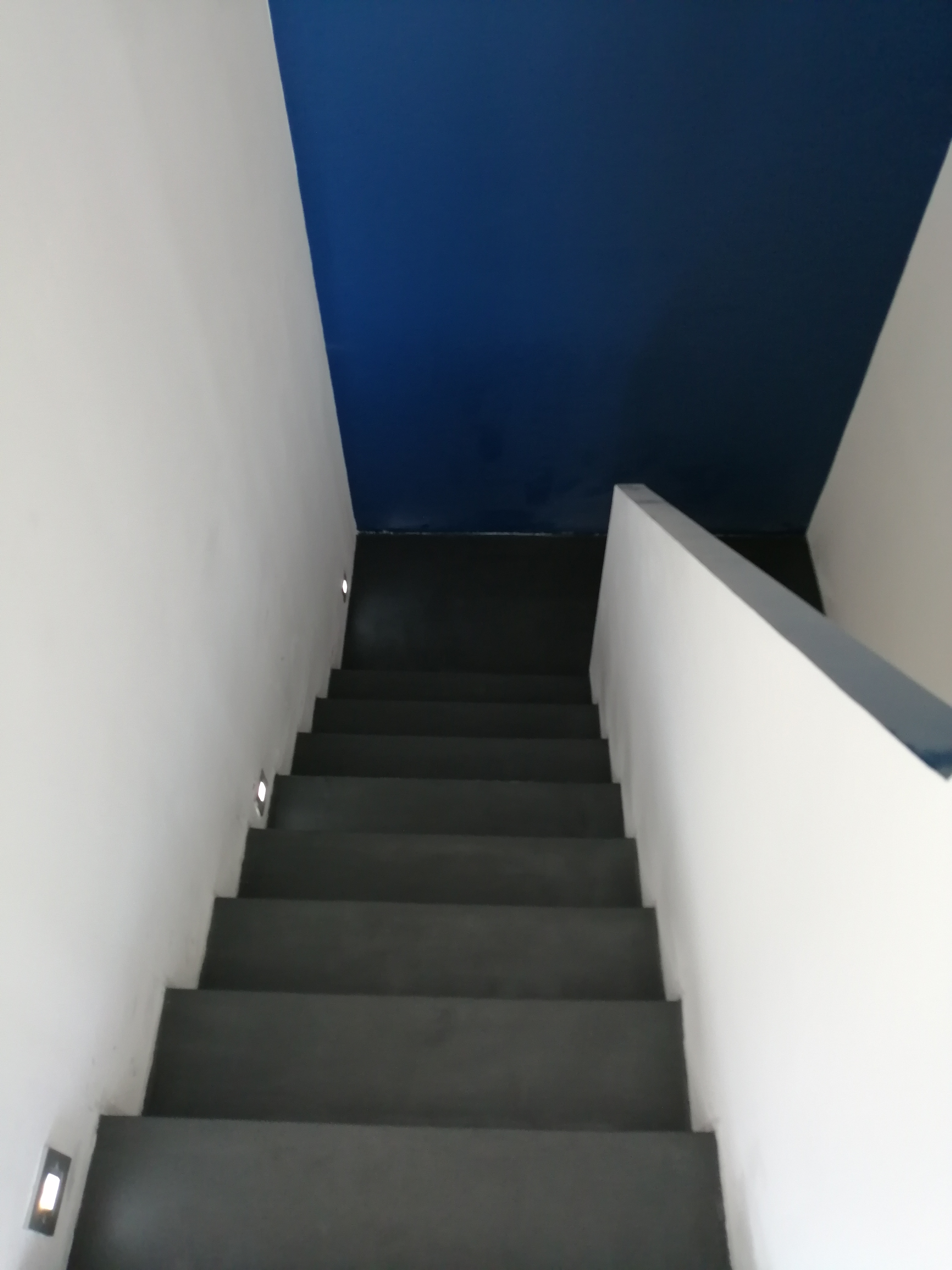 elégant escalier à paillasse avec palier intermédiaire en béton ciré vernis mat couleur alchimie à Montpellier dans l herault en Languedoc  pour un particulier