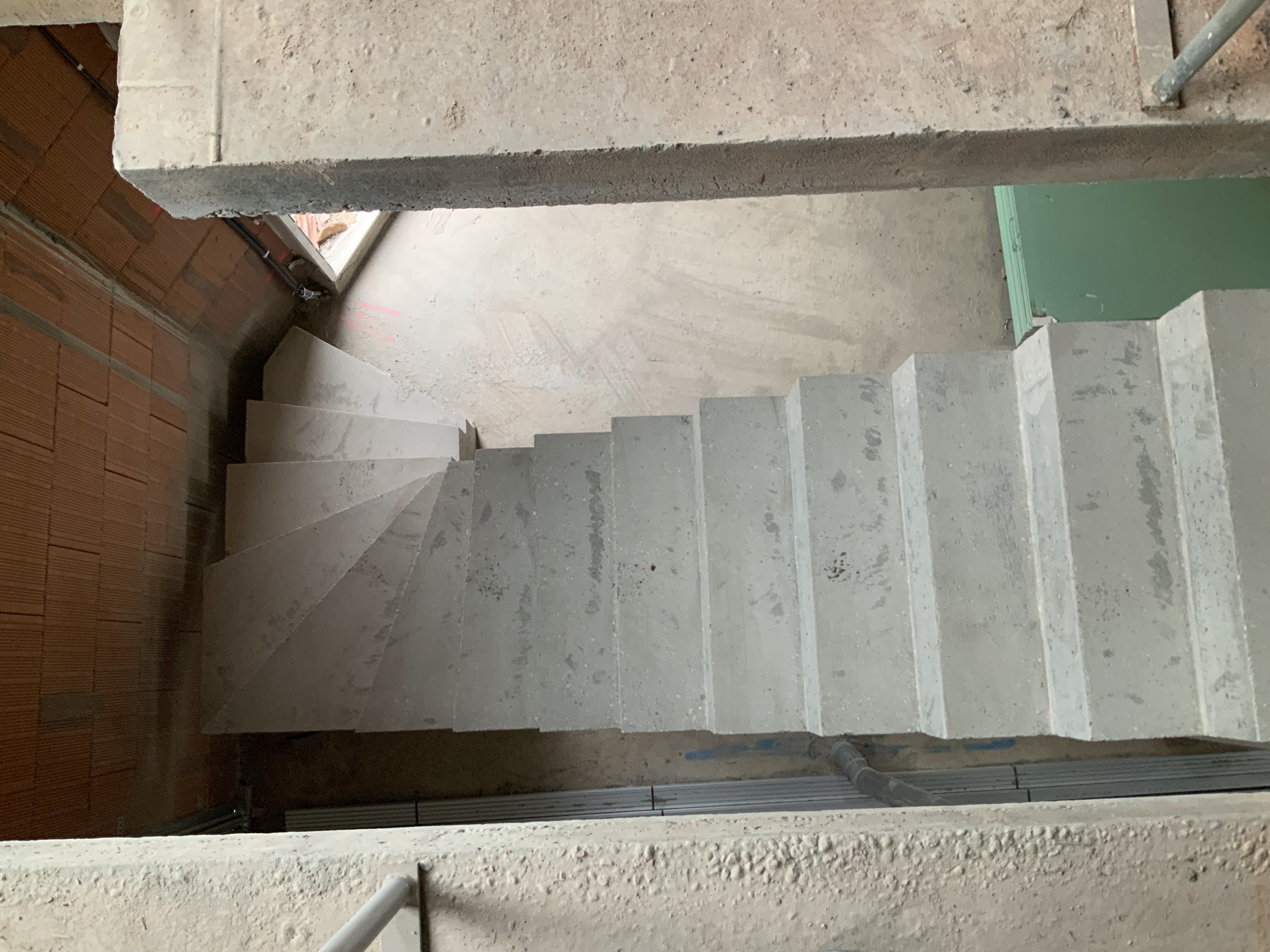elégant escalier à paillasse sur mesure en béton brut de décoffrage  À Mérignac en Gironde  pour un constructeur