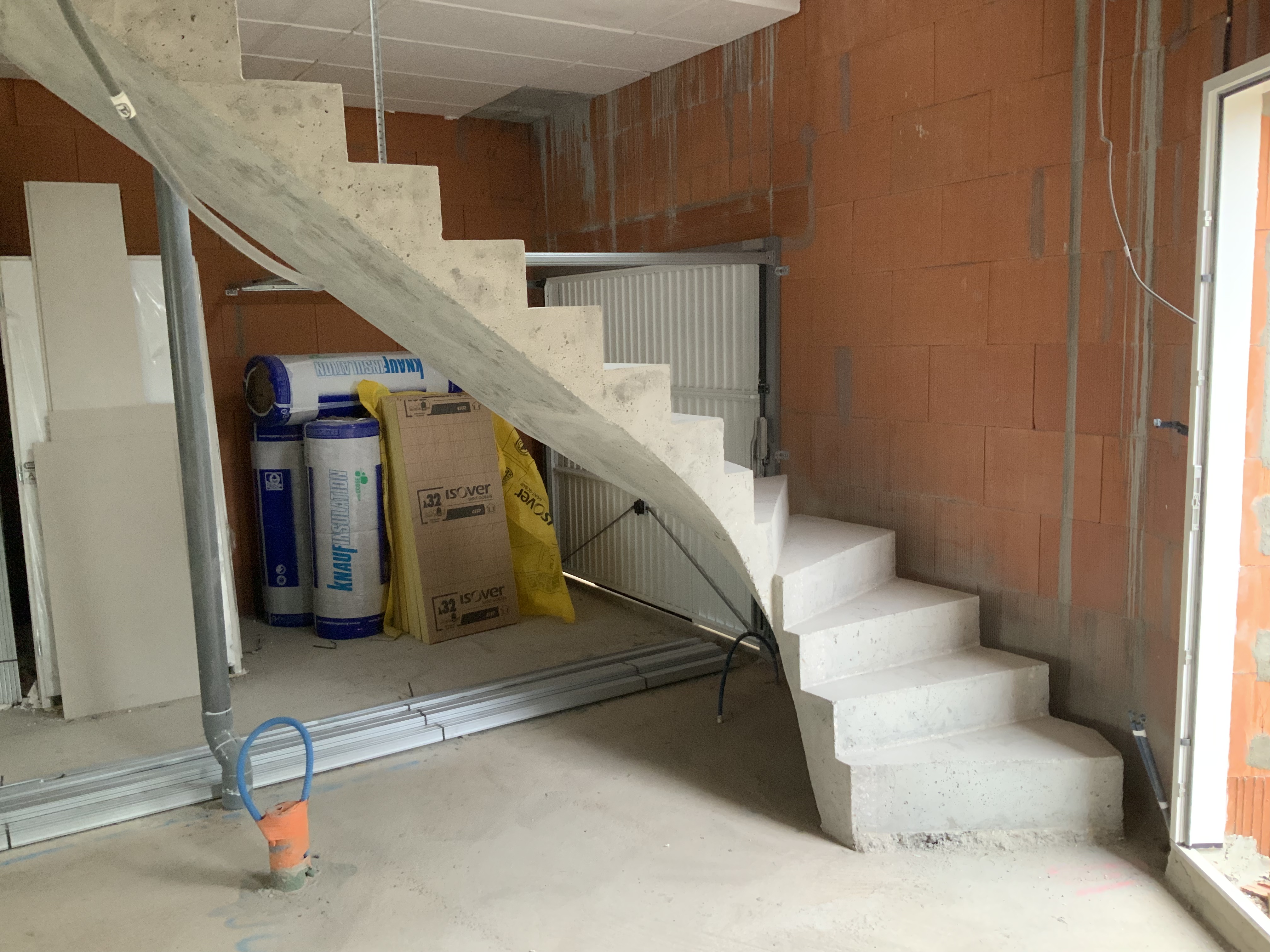elégant escalier à paillasse sur mesure en béton brut de décoffrage  À Mérignac en Gironde  pour un constructeur