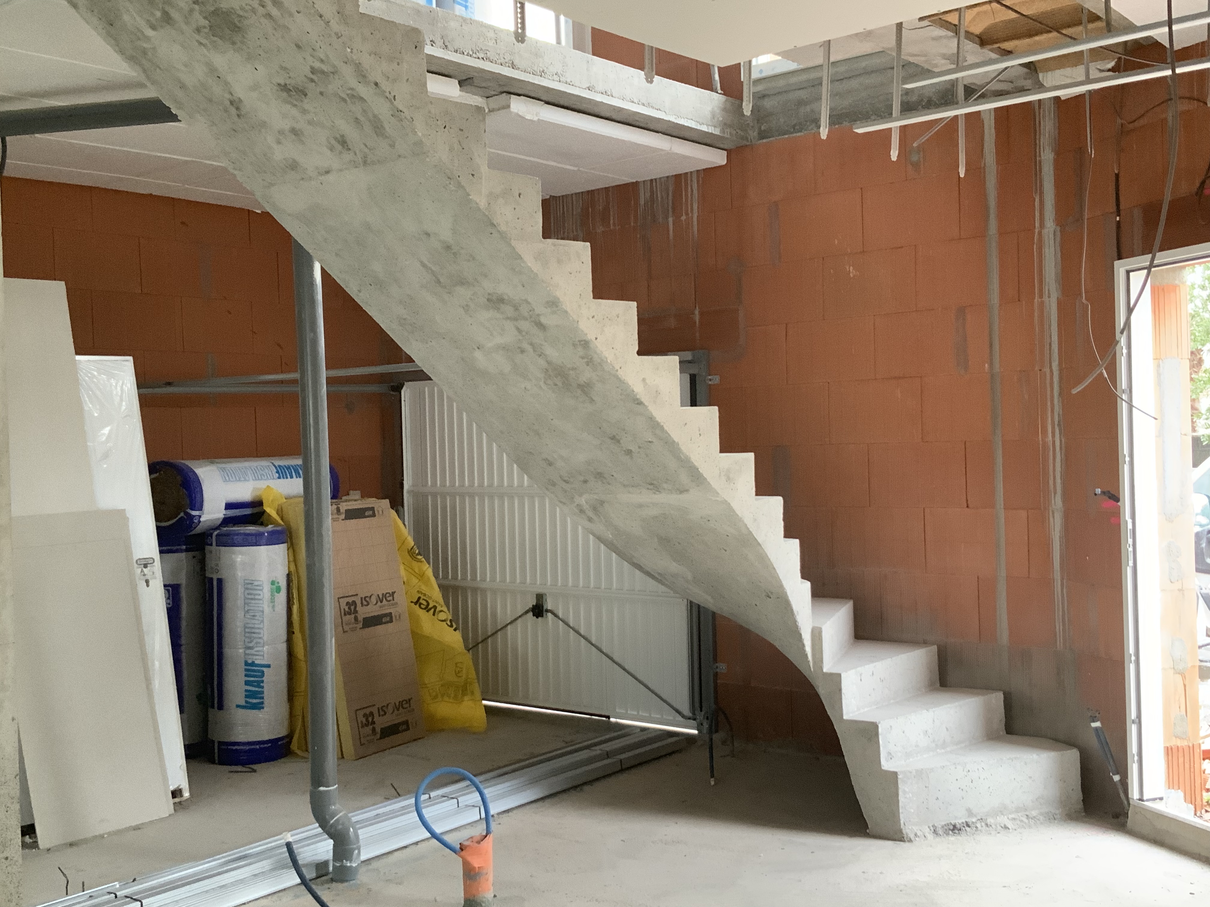 elégant escalier à paillasse sur mesure en béton brut de décoffrage  À Mérignac en Gironde  pour un constructeur