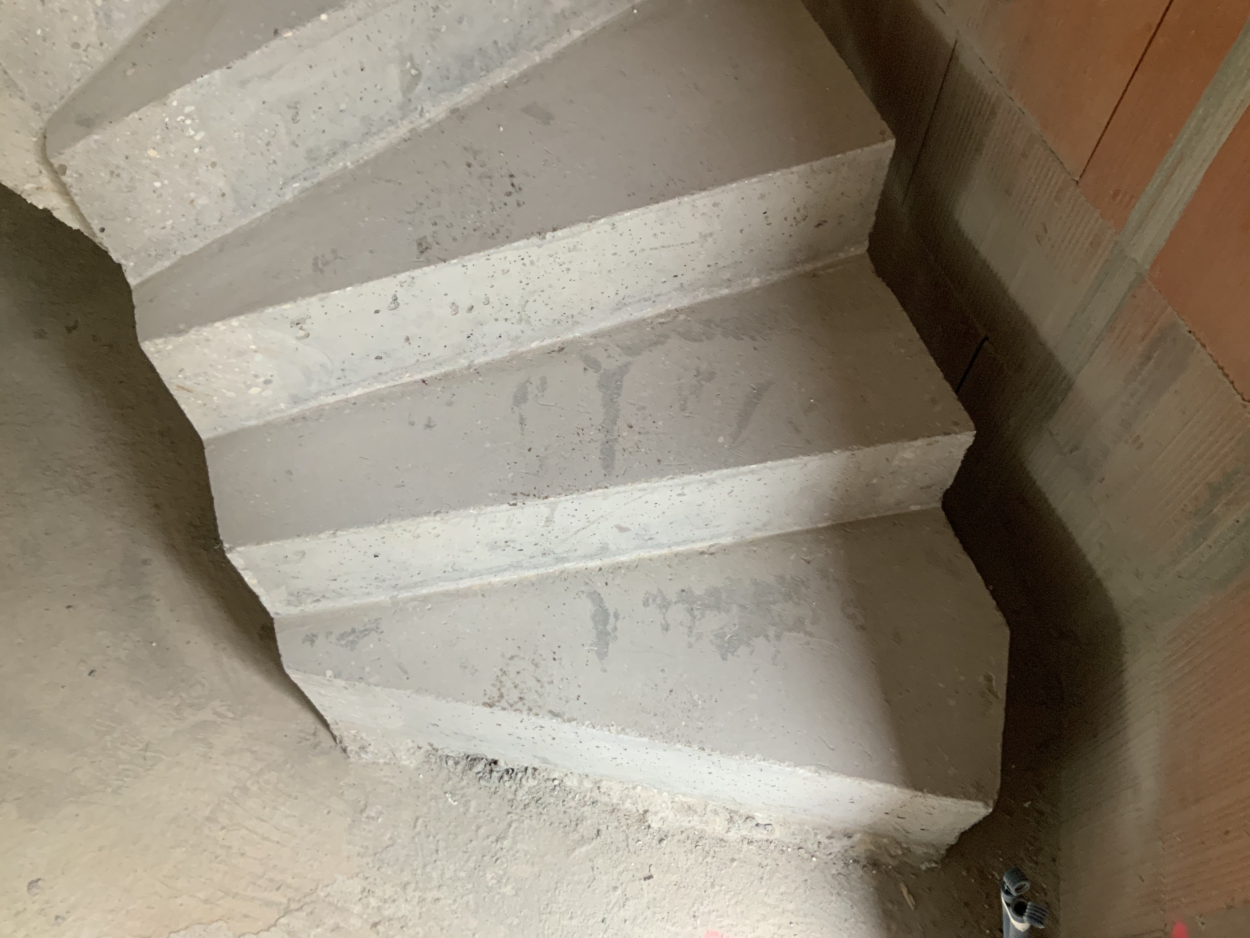 elégant escalier à paillasse sur mesure en béton brut de décoffrage  À Mérignac en Gironde  pour un constructeur