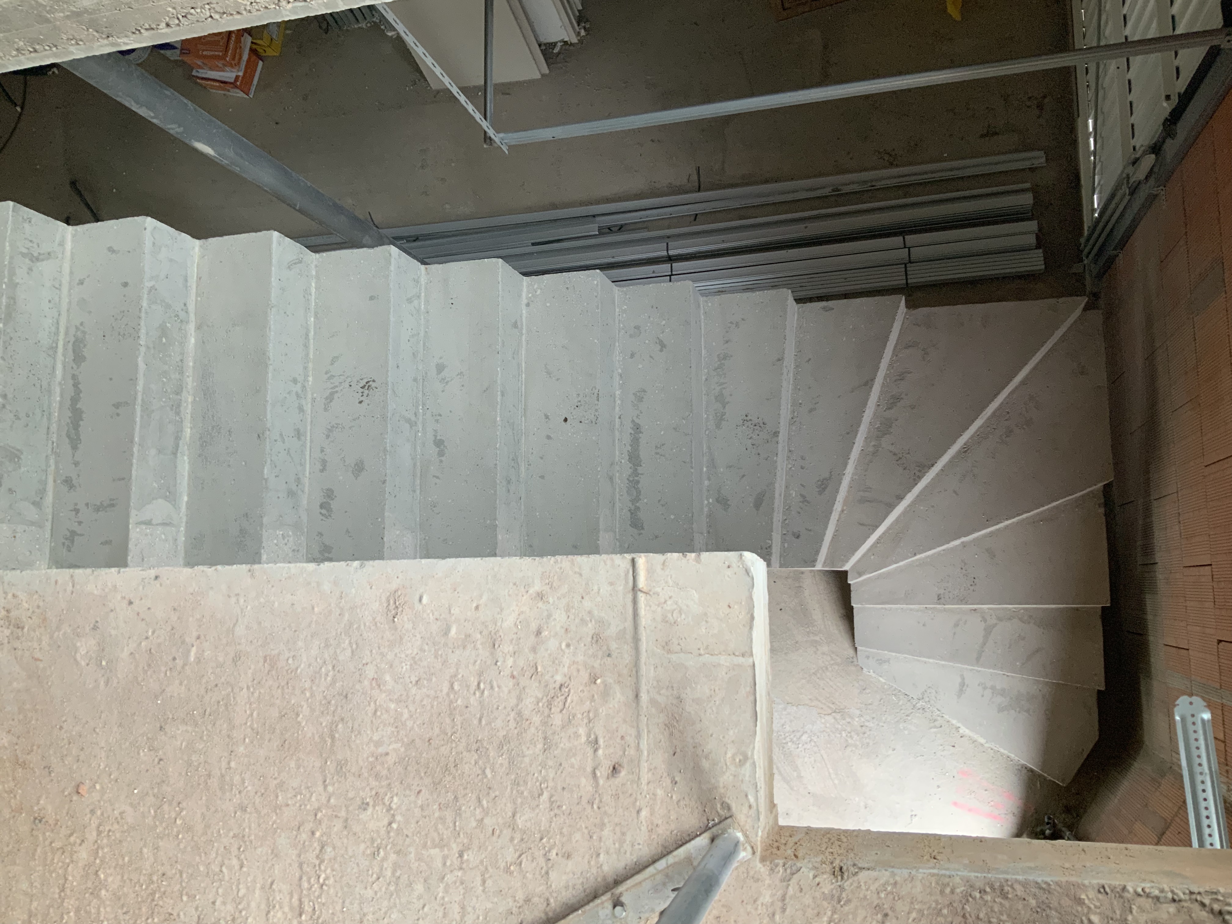 elégant escalier à paillasse sur mesure en béton brut de décoffrage  À Mérignac en Gironde  pour un constructeur