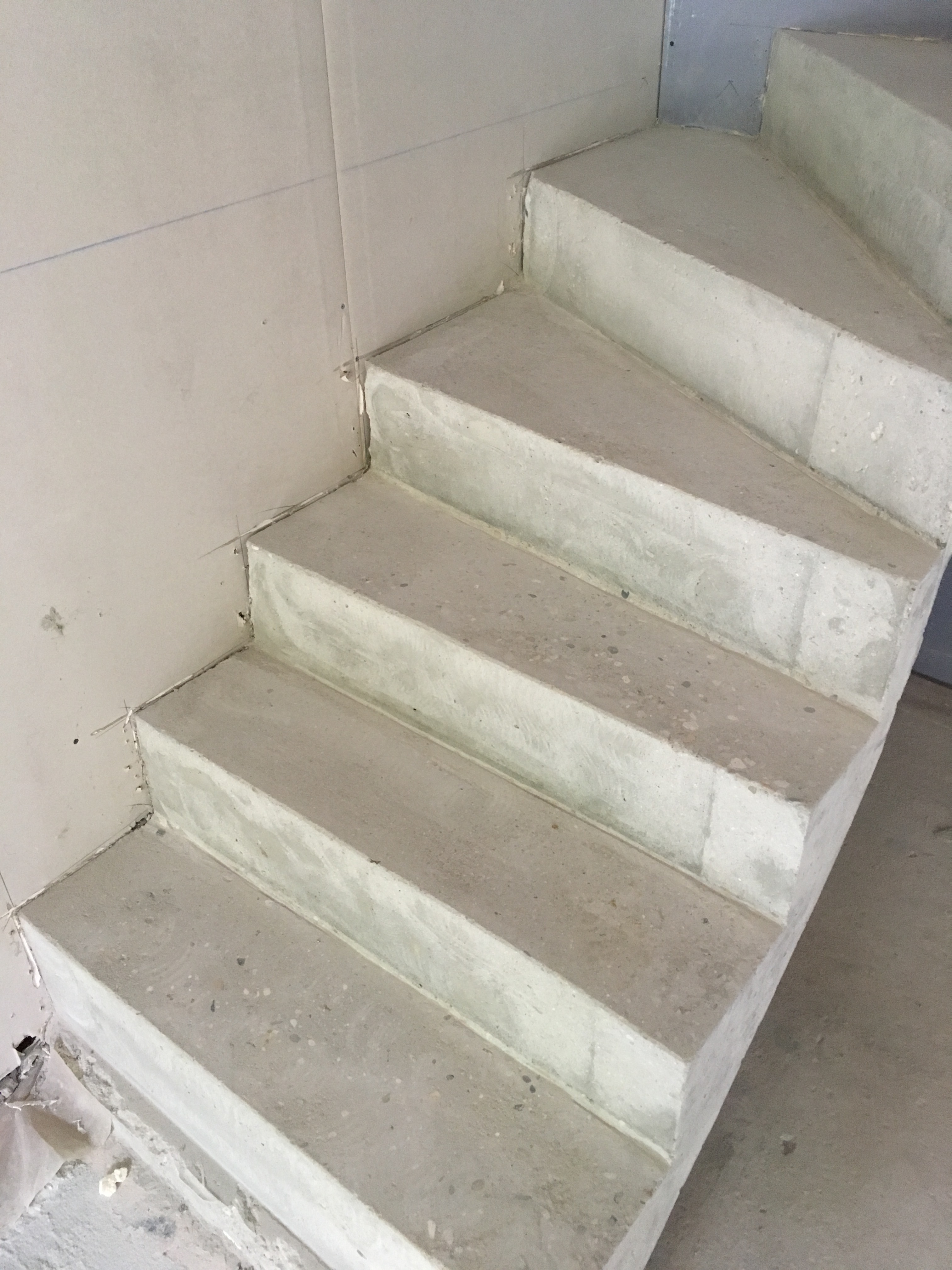 elégant escalier à paillasse un quart tournant en béton brut de décoffrage  à Talence près de Bordeaux  pour un constructeur