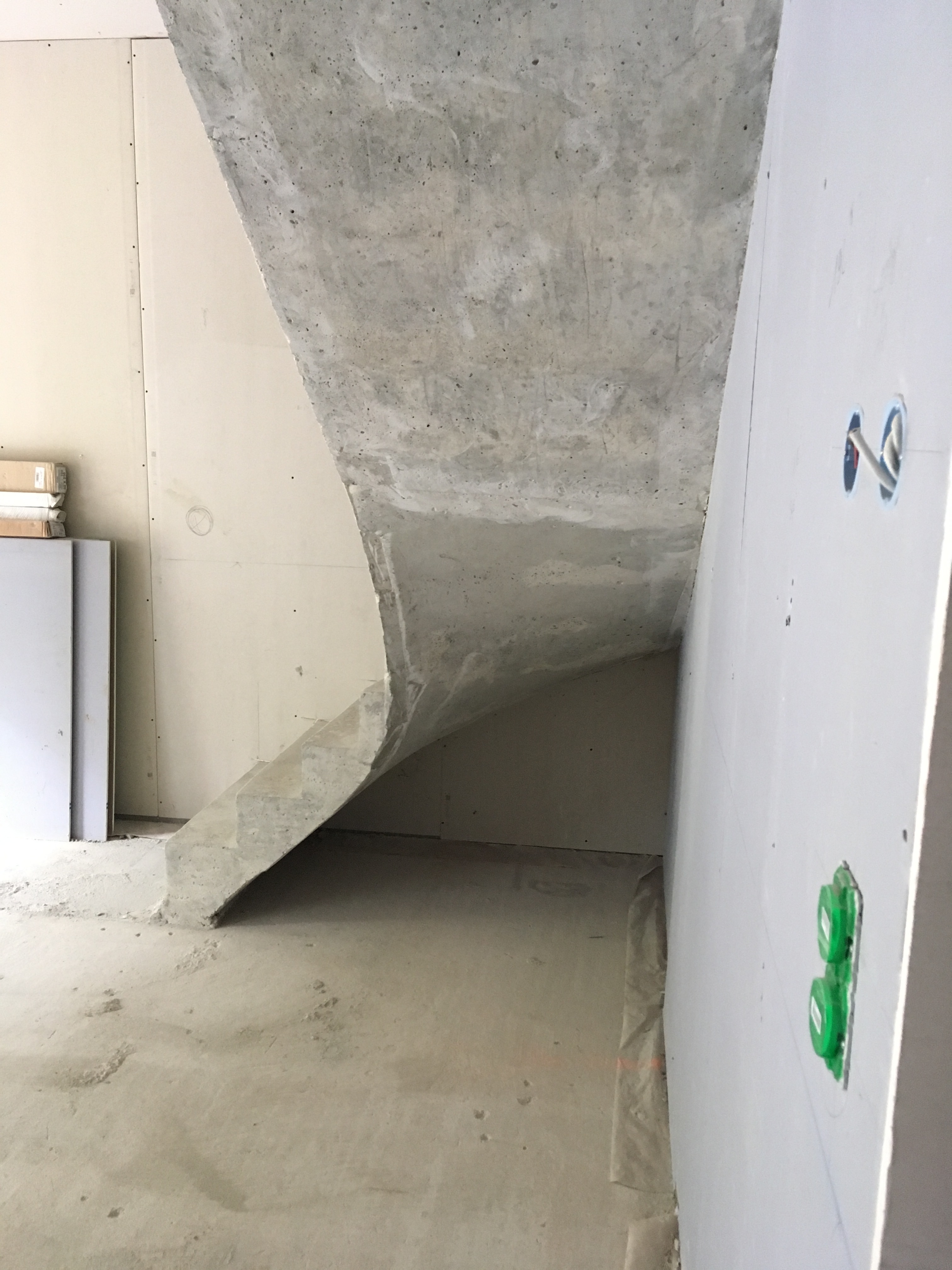 elégant escalier à paillasse un quart tournant en béton brut de décoffrage  à Talence près de Bordeaux  pour un constructeur