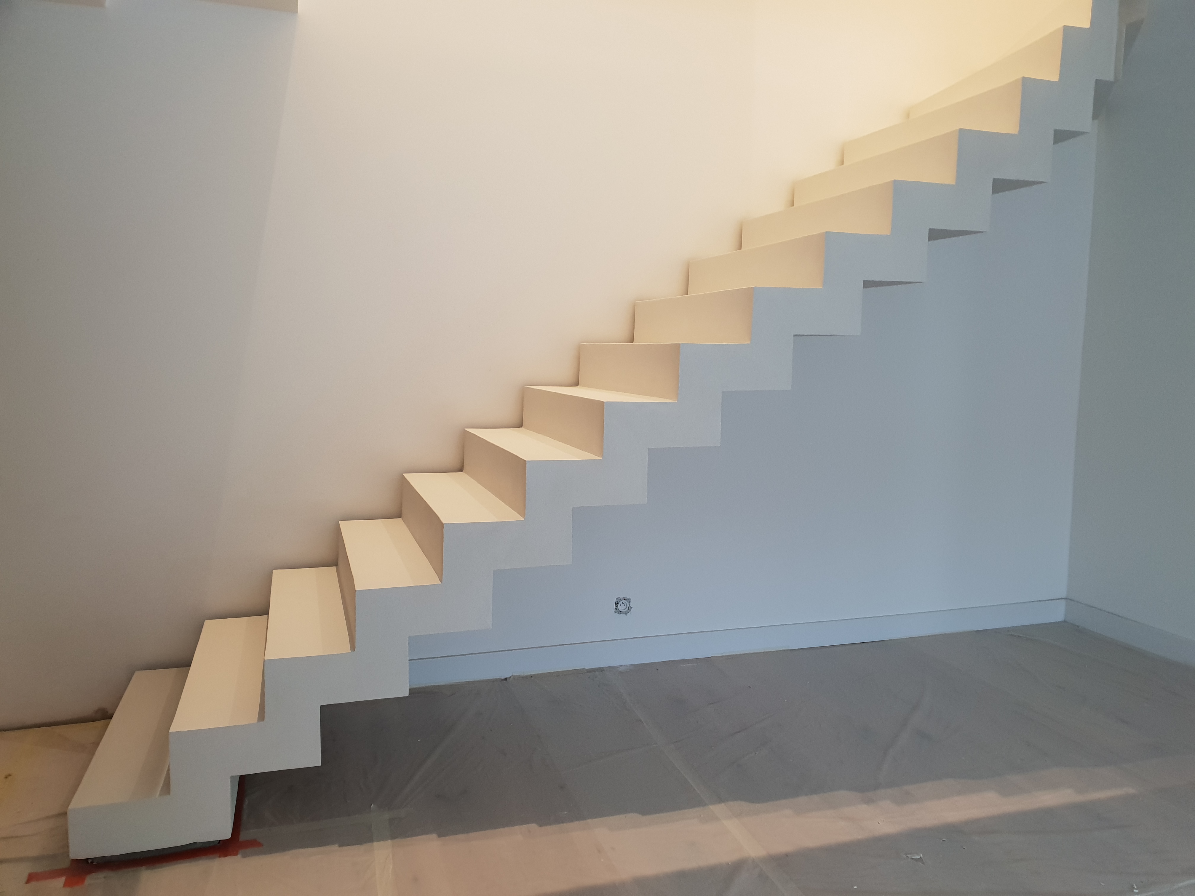 elégant escalier crémaillère avec effet flottant en béton ciré vernis mat couleur everest A Lissieu (69) pour un particulier