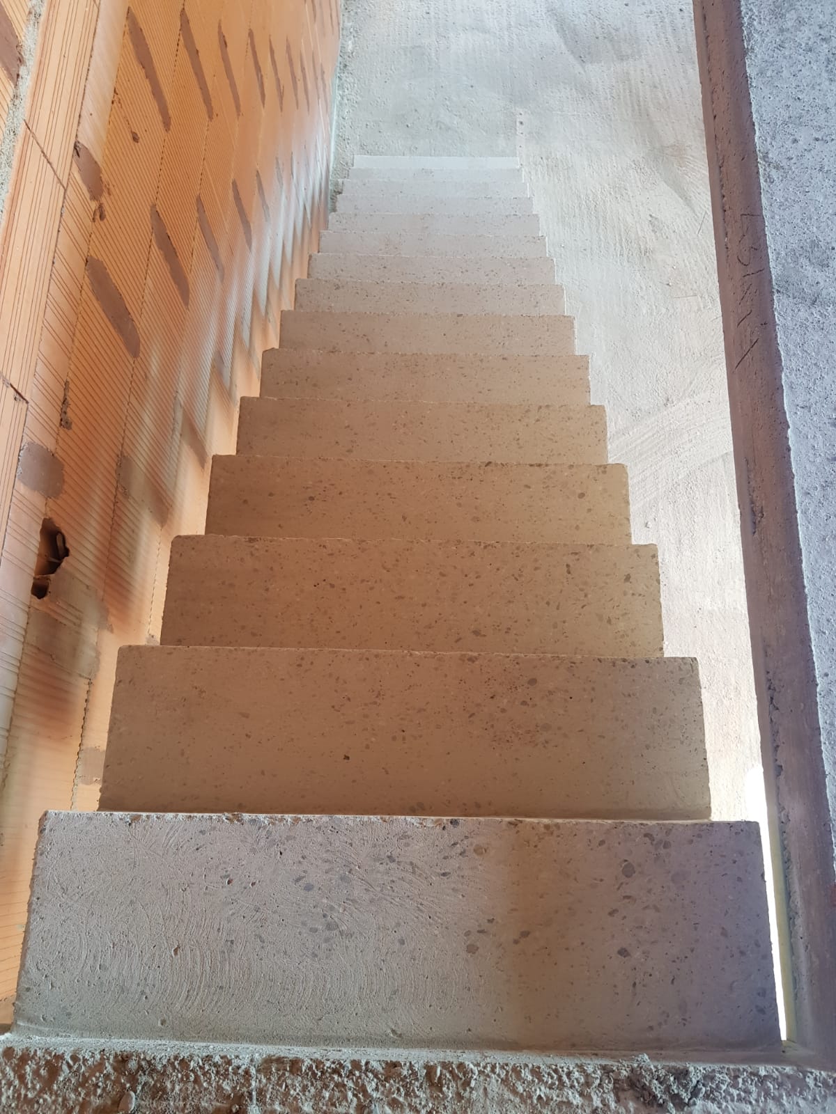 elégant escalier crémaillère d'une salle à manger en béton brut de décoffrage  à Rouffiac tolosan près de Toulouse pour un particulier