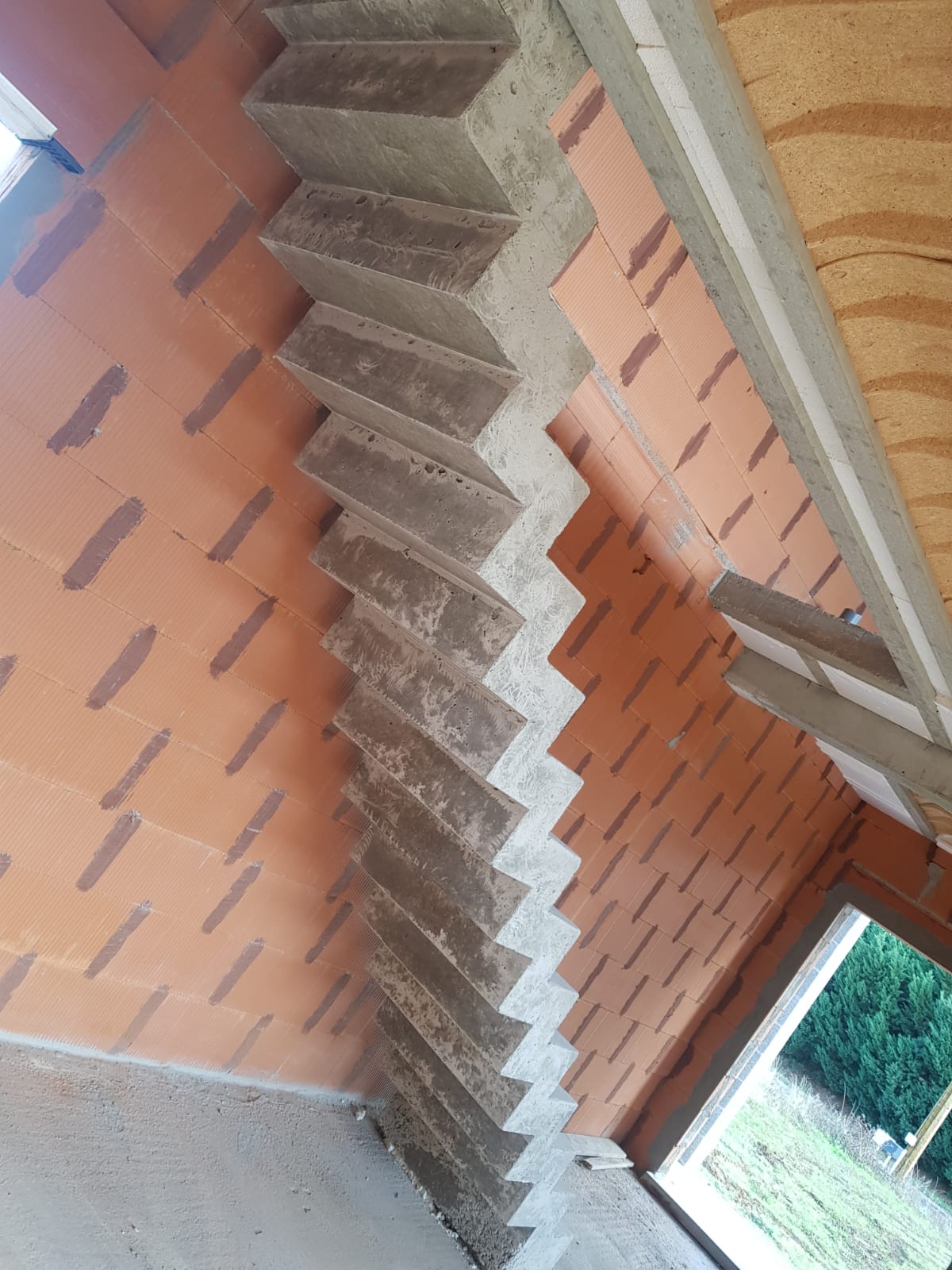 elégant escalier crémaillère d'une salle à manger en béton brut de décoffrage  à Rouffiac tolosan près de Toulouse pour un particulier