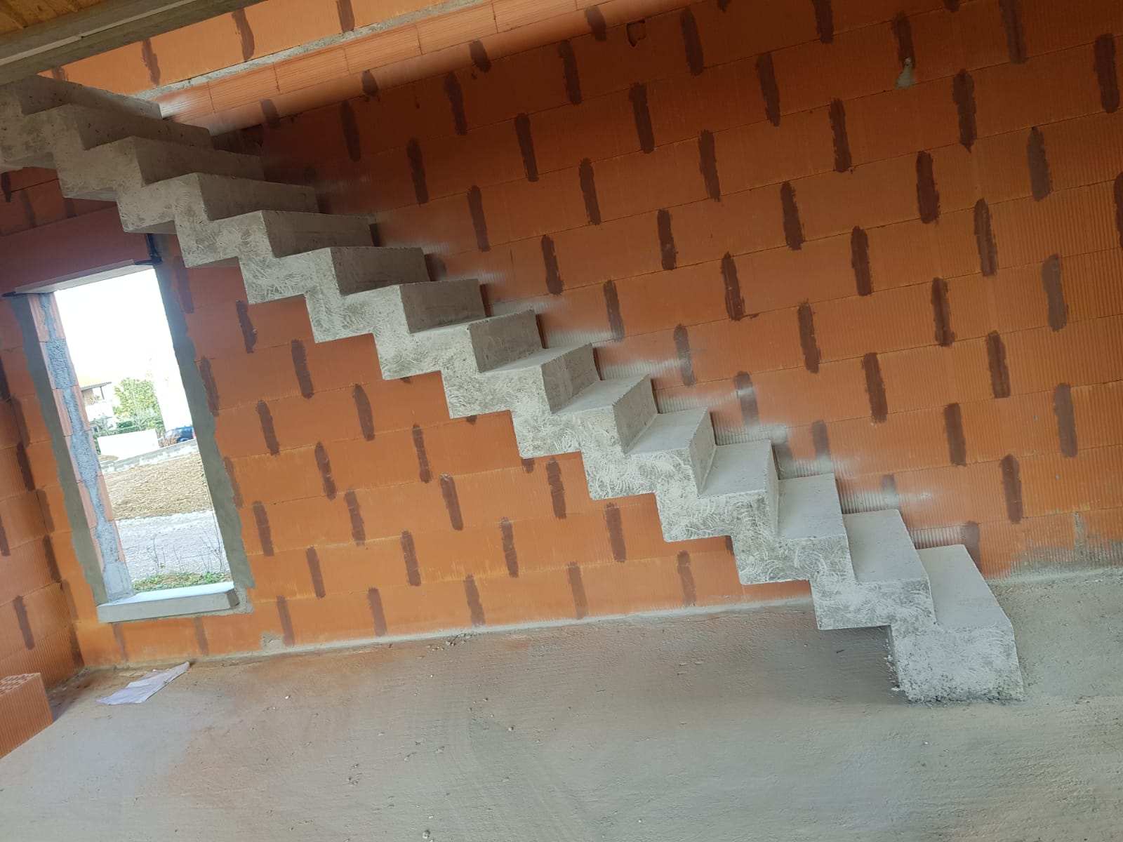 elégant escalier crémaillère d'une salle à manger en béton brut de décoffrage  à Rouffiac tolosan près de Toulouse pour un particulier