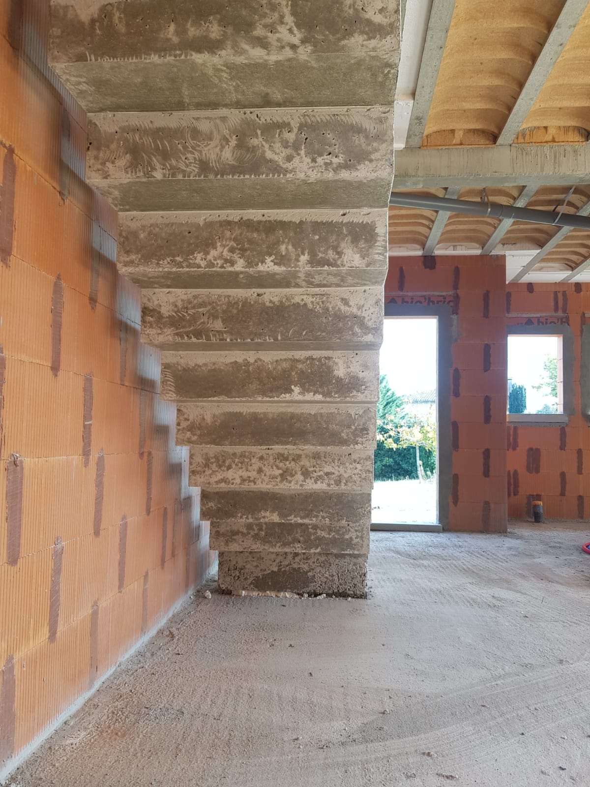 elégant escalier crémaillère d'une salle à manger en béton brut de décoffrage  à Rouffiac tolosan près de Toulouse pour un particulier