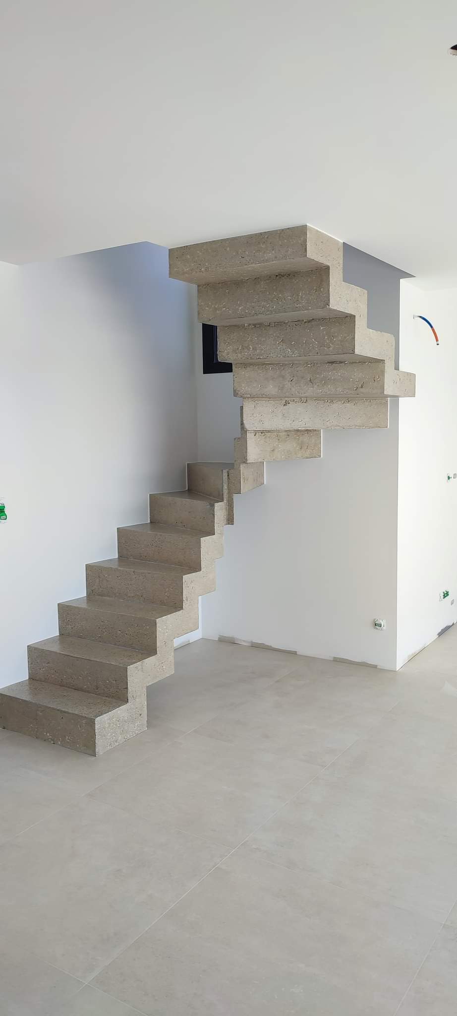 élégant escalier en béton mis en œuvre par l'expert Samuel Riou près de Nantes