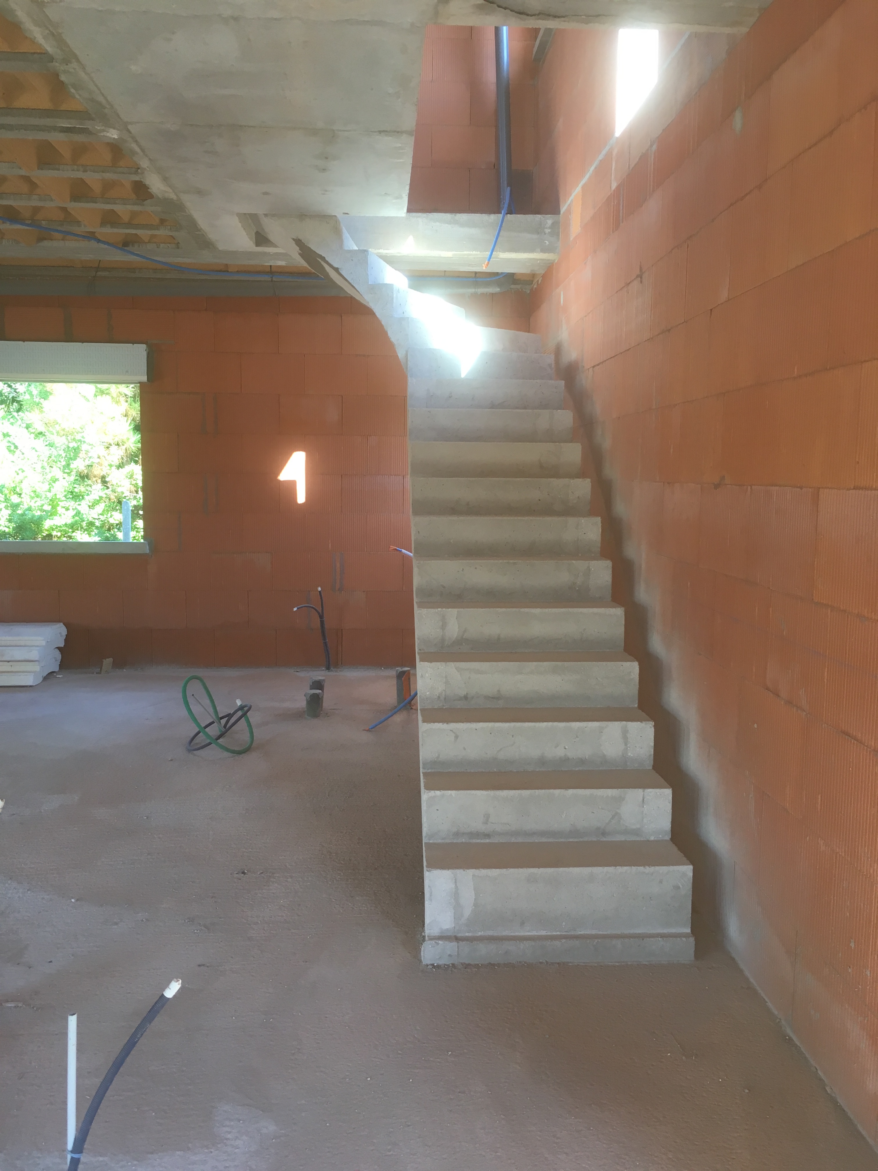 elégant escalier graphique un quart tournant en béton brut de décoffrage  a merignac  pour un constructeur