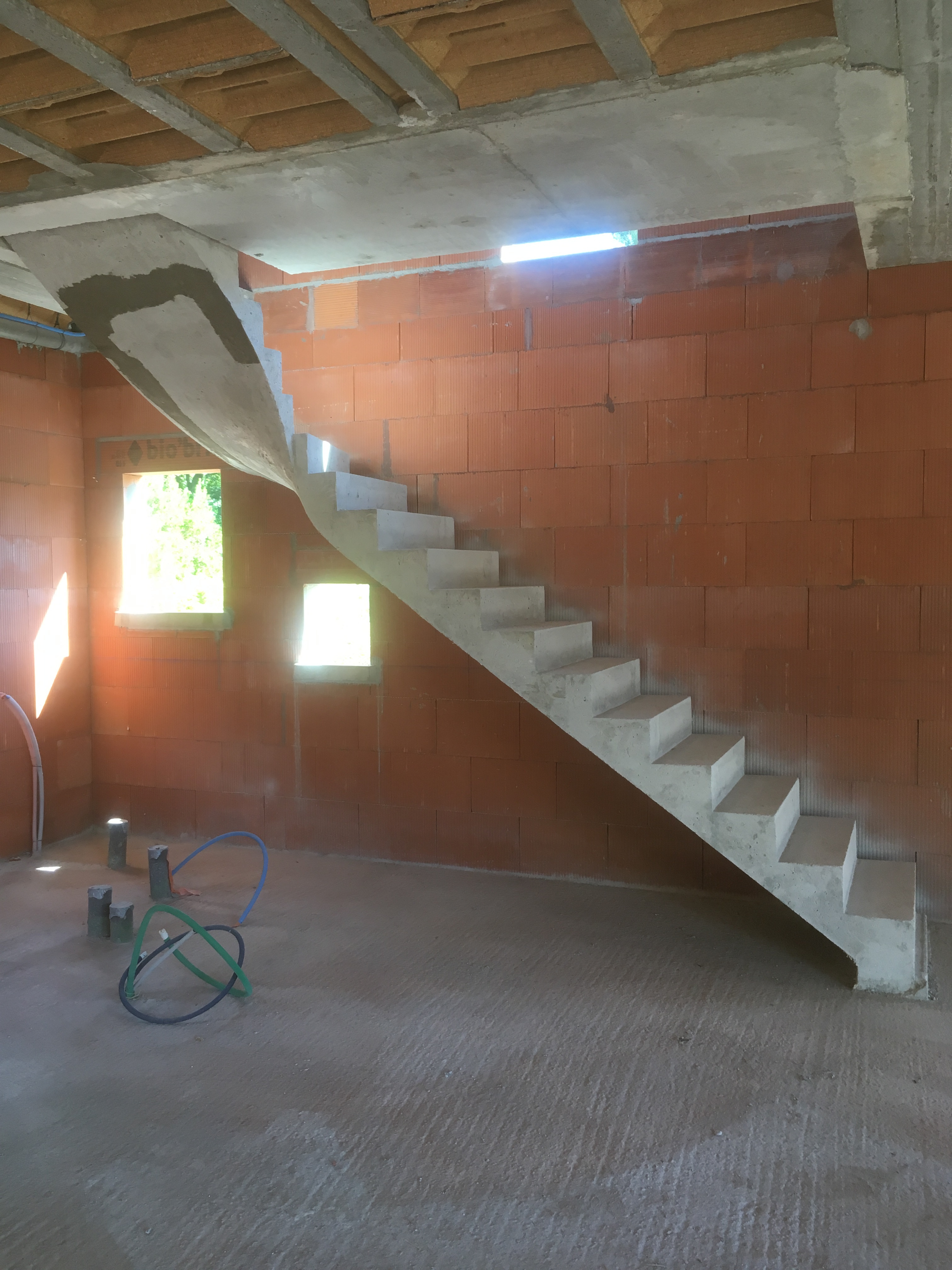 elégant escalier graphique un quart tournant en béton brut de décoffrage  a merignac  pour un constructeur