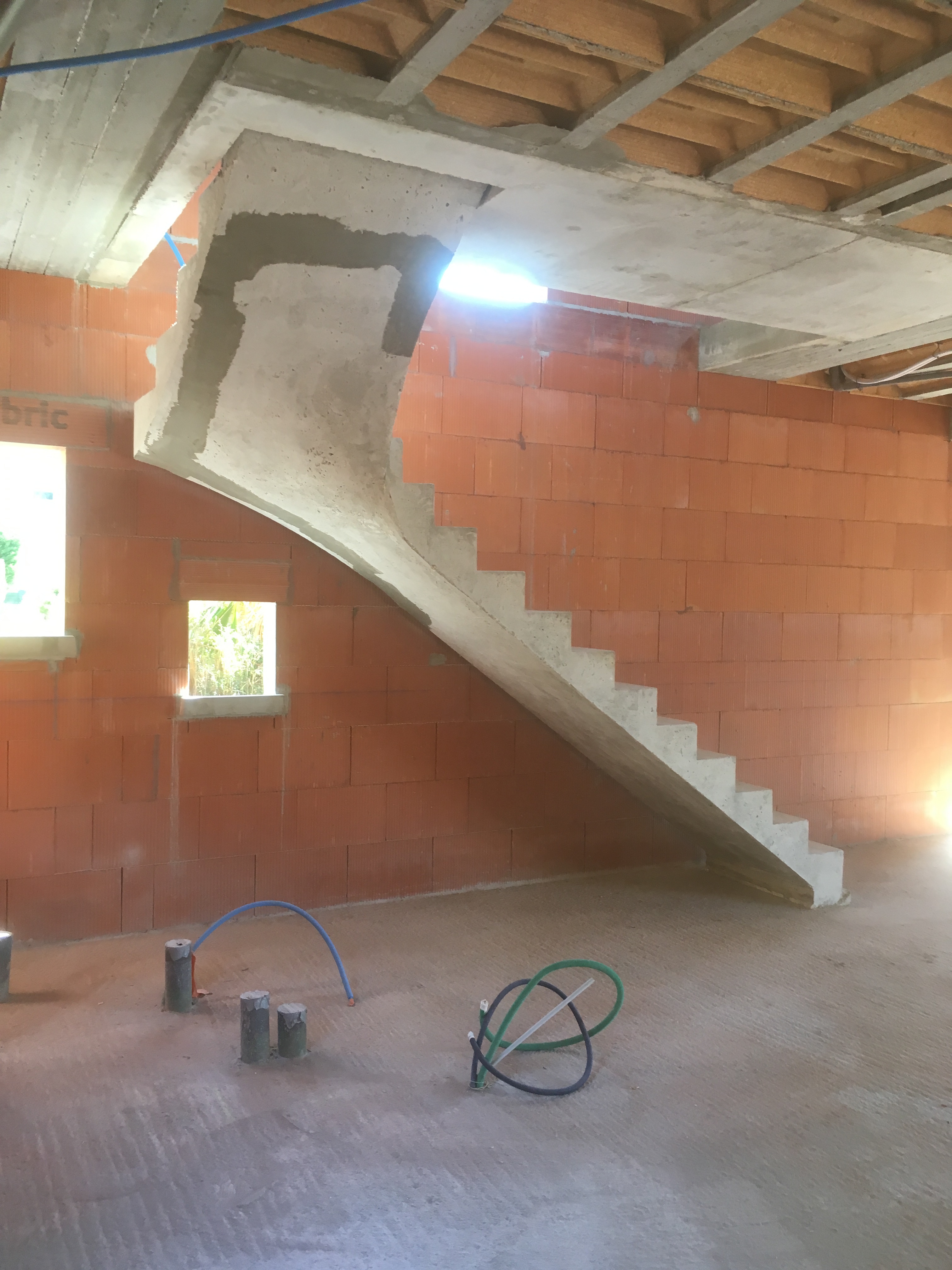 elégant escalier graphique un quart tournant en béton brut de décoffrage  a merignac  pour un constructeur