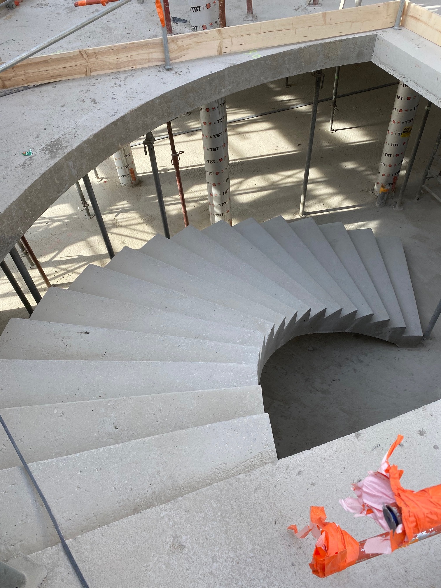 escalier à paillasse architectural en béton brut de décoffrage  aux saintes Marie de la mer dans un musée  pour un maitre d'œuvre Rémi de Scal'in PACA