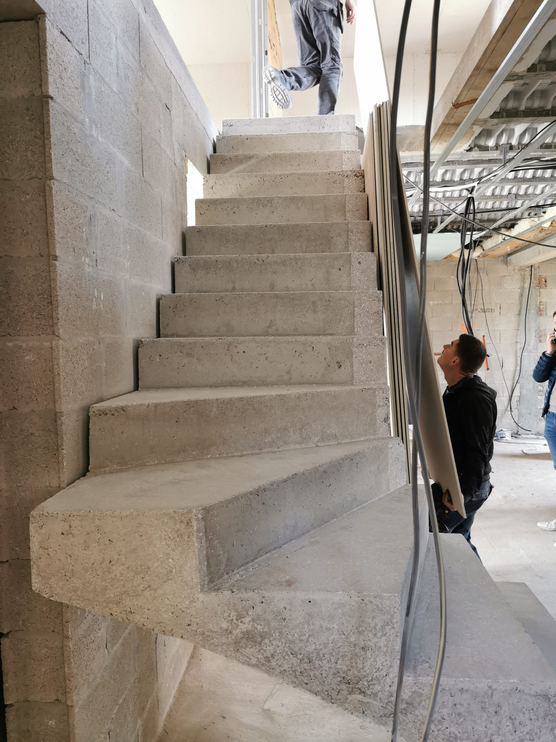 escalier   à paillasse  intérieur d'une maison  en béton brut de décoffrage  à Wardrecques entre Campagne-lès-Wardrecques et Racquighem pour un constructeur par Pierre Quellien