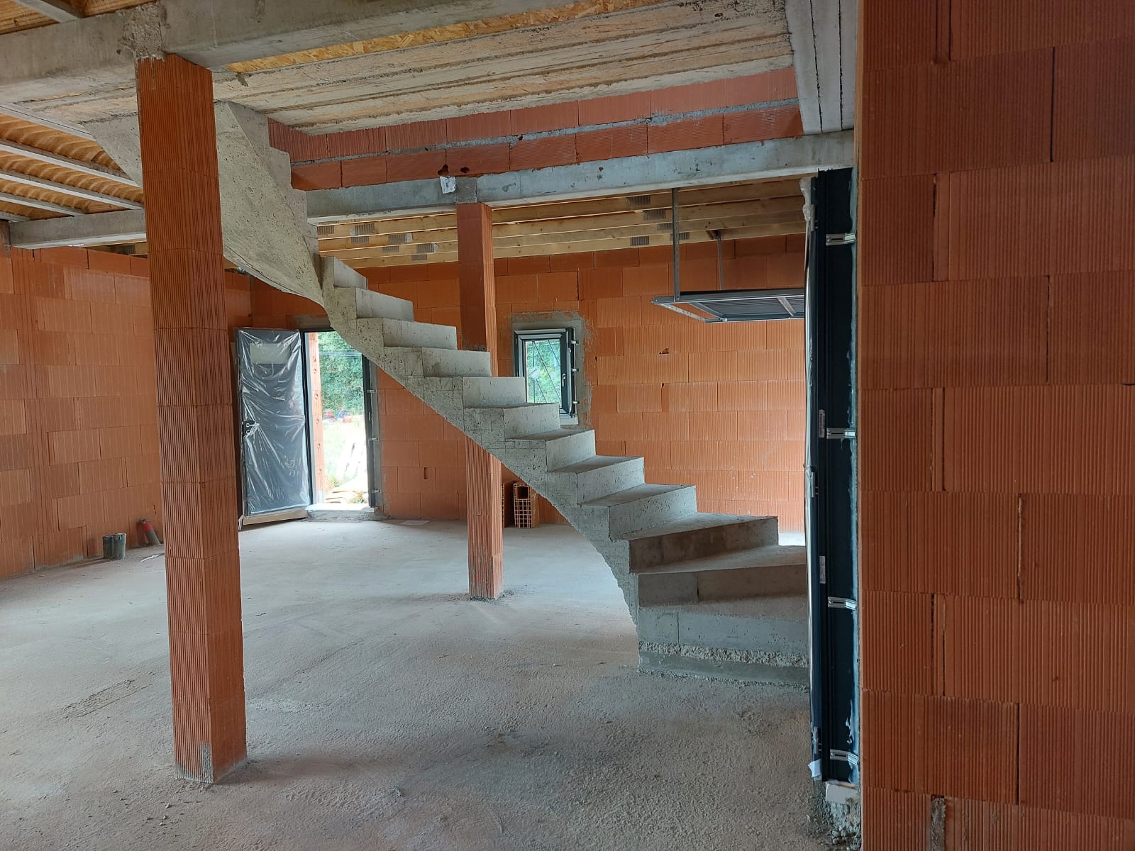 Escalier à paillasse situé près de Saint-Alban et Fenouillet, département du nord de la Haute-Garonne. Matériau plein, minimaliste et silencieux.
