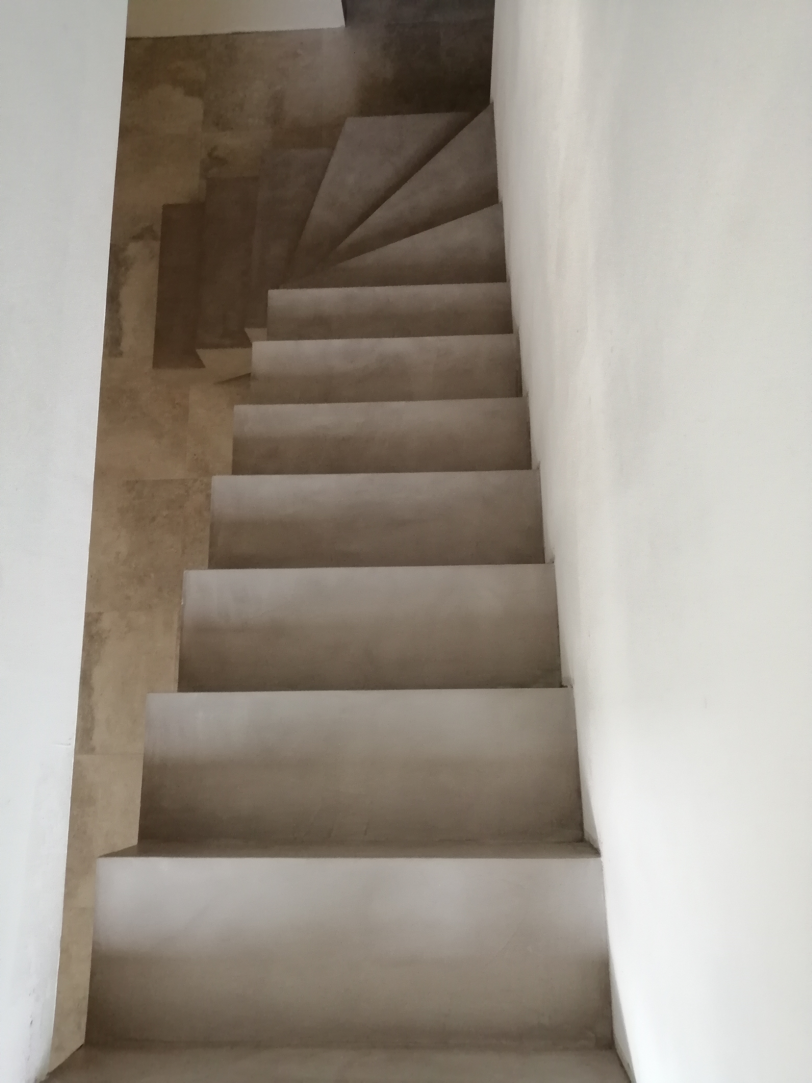escalier à paillasse un quart balancé en béton ciré vernis mat couleur galet original à nimes pour un particulier