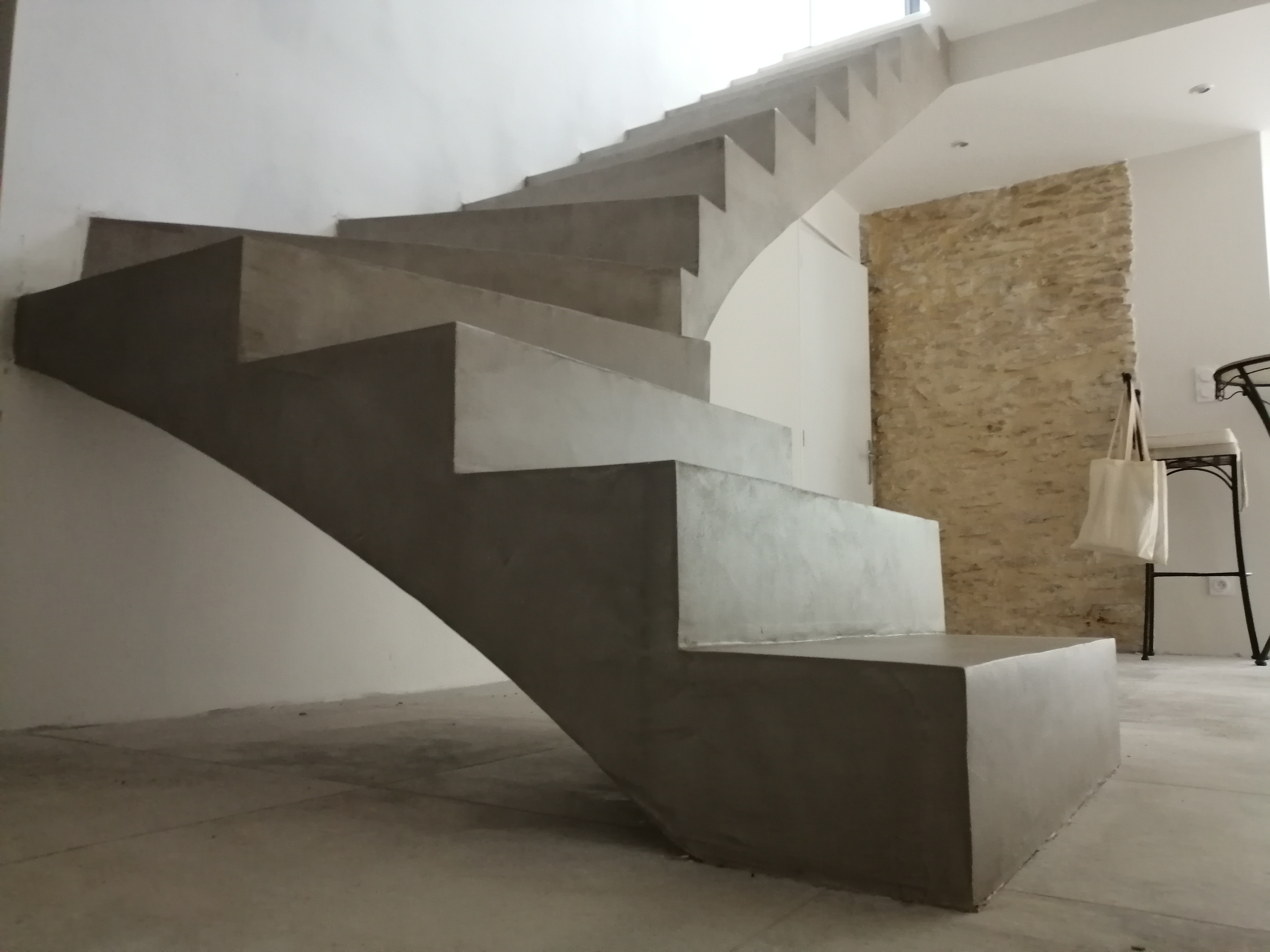 escalier à paillasse un quart balancé en béton ciré vernis mat couleur galet original à nimes pour un particulier