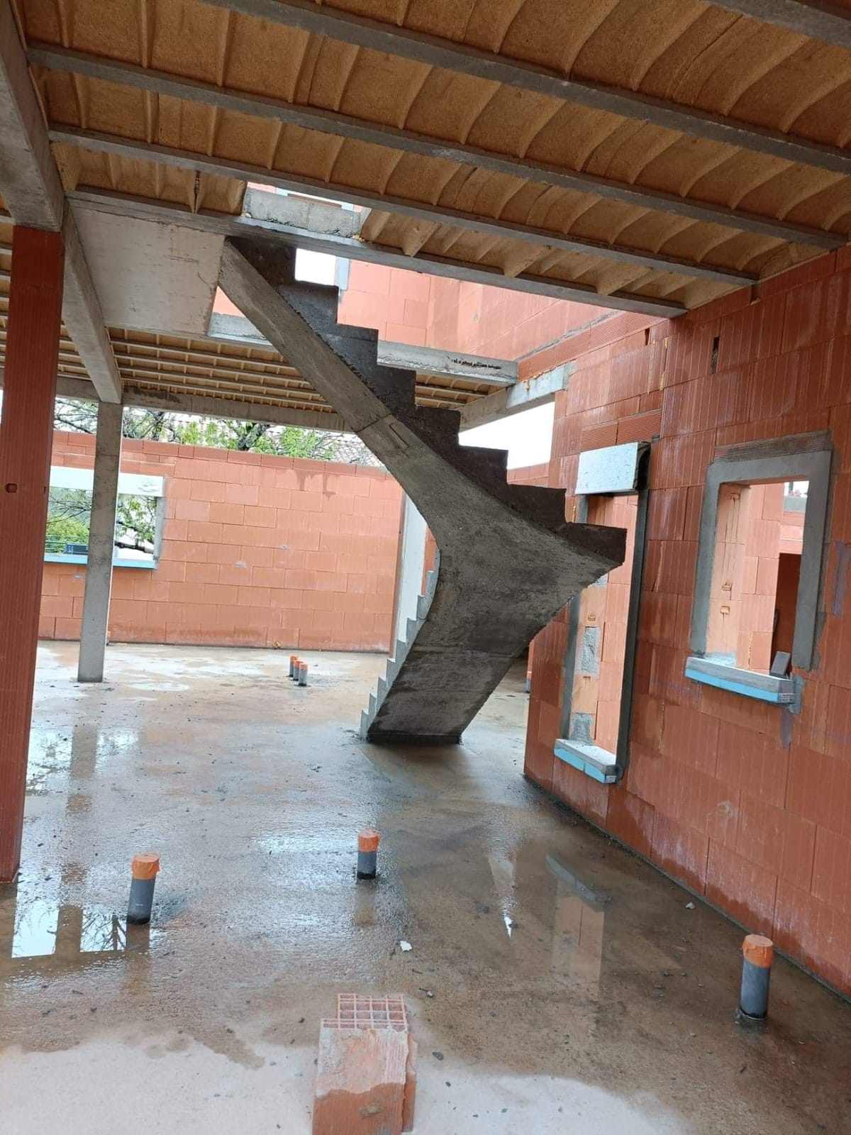 Escalier à paillasse un quart tournant, coulé à la pompe, à Toulouse près de Saint-Lys, dans le département de la Haute-Garonne.
