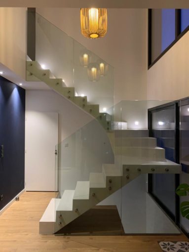  Réalisation de l'escalier béton chez Scal'in : escalier en béton avec garde-corps en verre