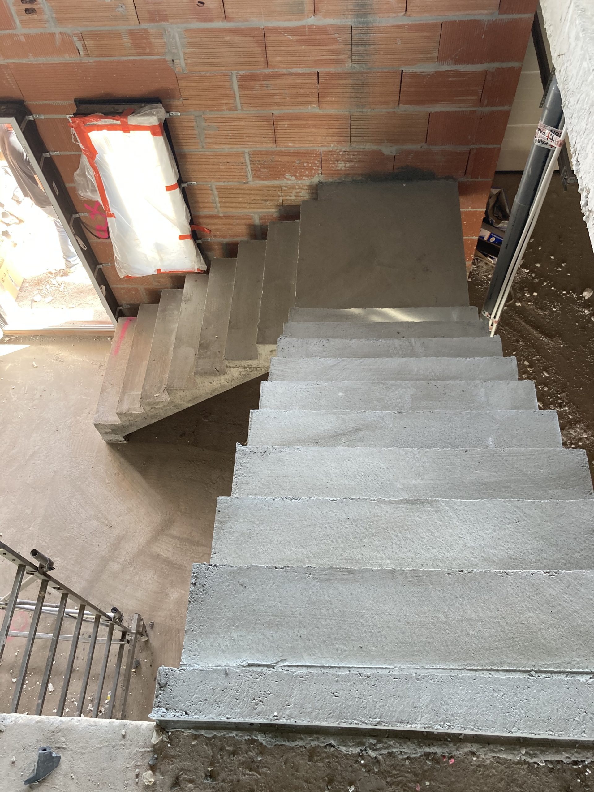 escalier béton à paillasse   avec palier intermédiaire  en béton brut de décoffrage audacieux  Au Bouscat (33) pour un constructeur Scal’in aquitaine