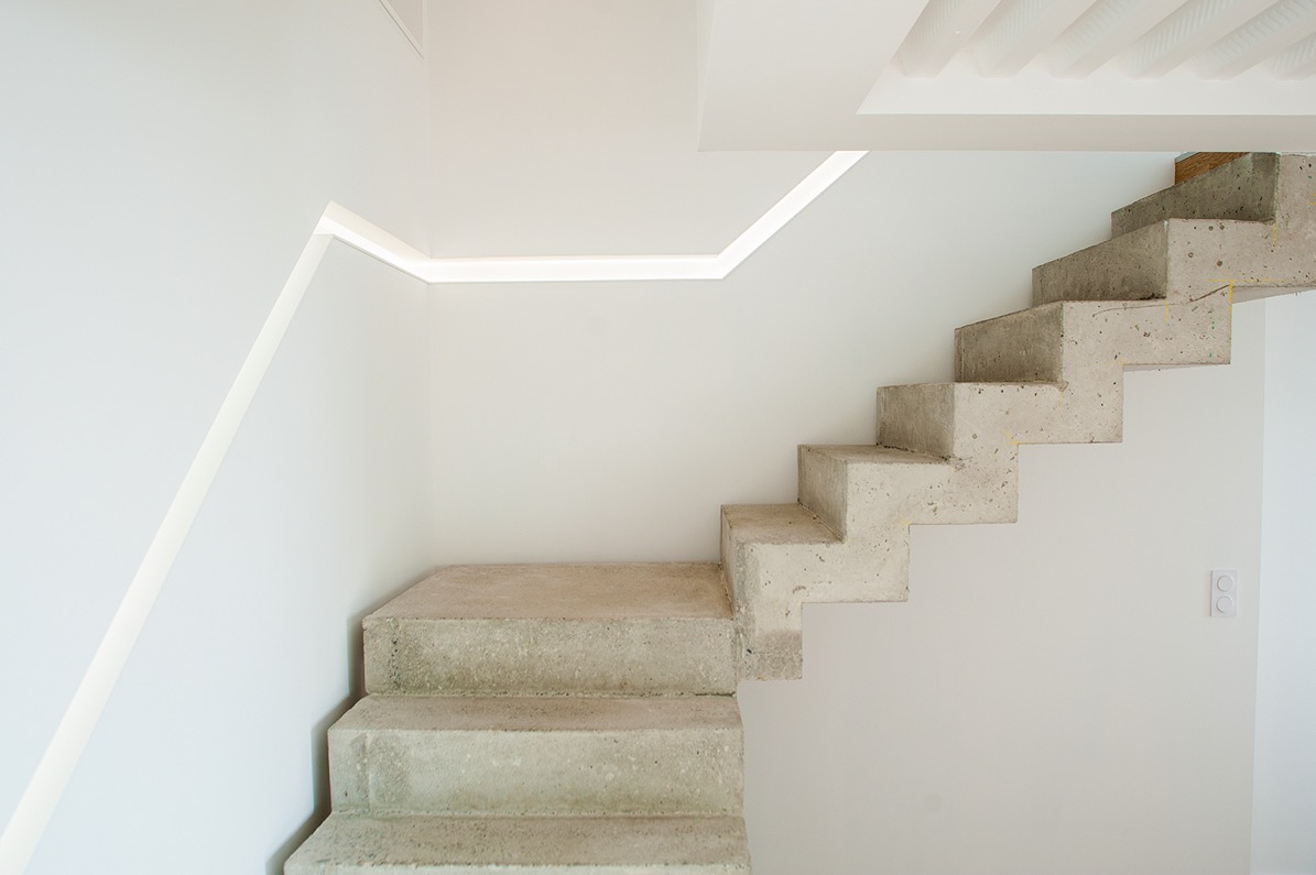 Escalier béton avec main courante rétro-éclairage