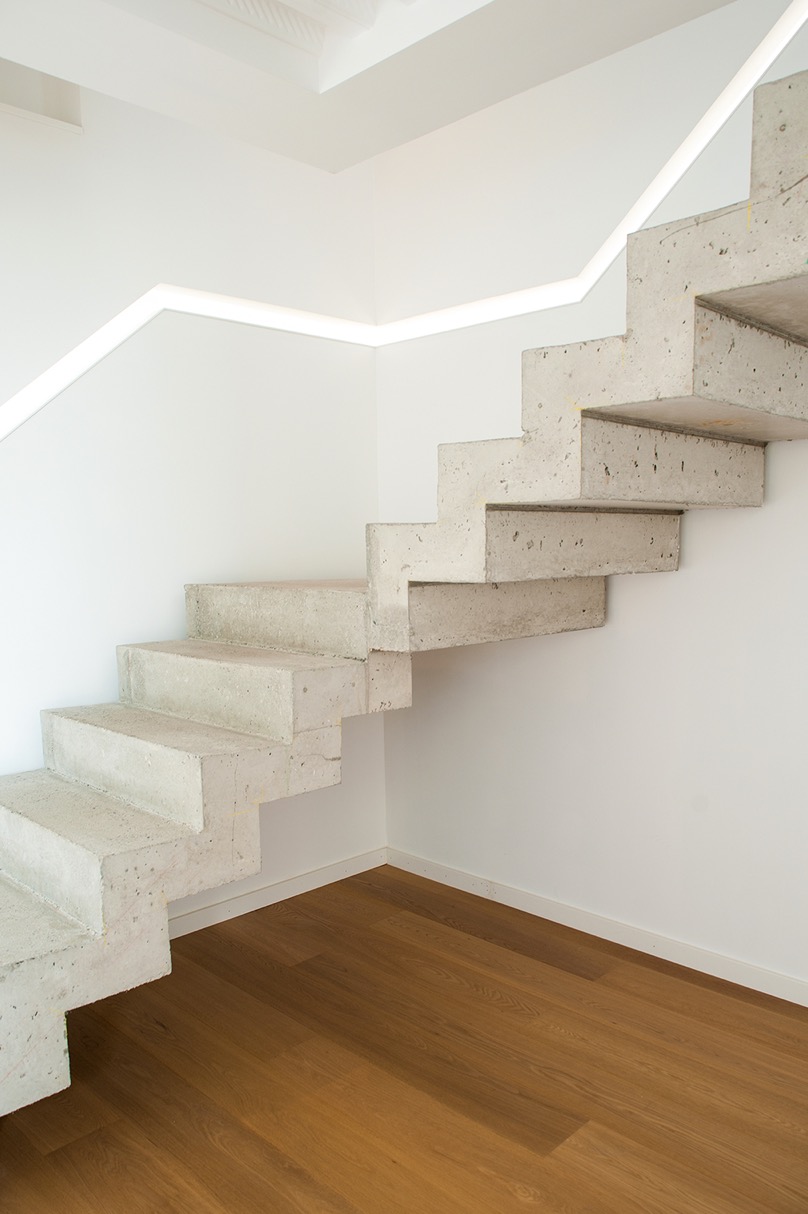Escalier béton contemporain avec parquet bois
