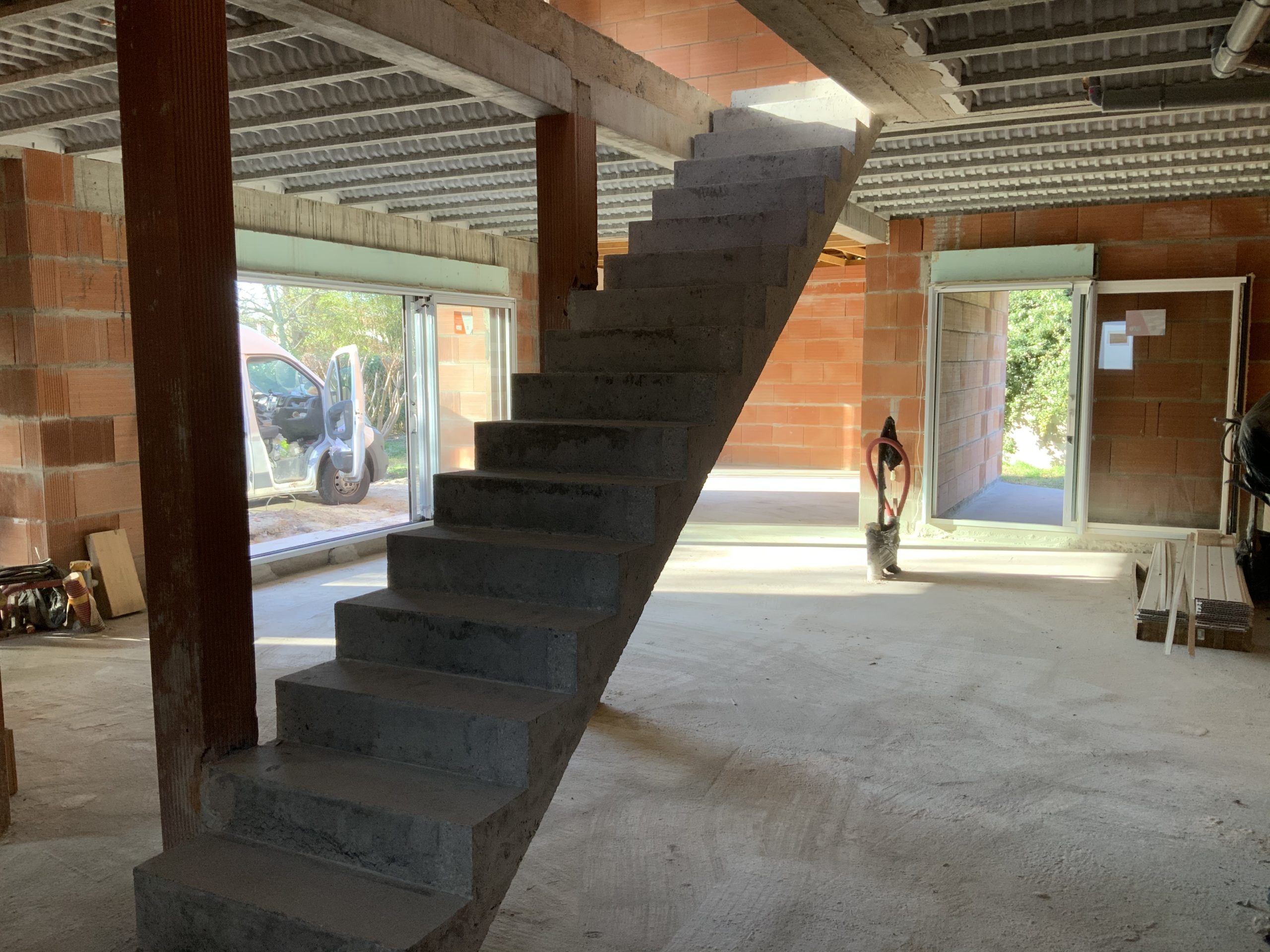 Escalier beton dans un maison en construction entre Bordeaux et Biganos