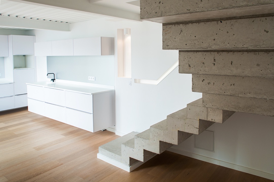 Escalier béton dans une maison individuelle architecturale