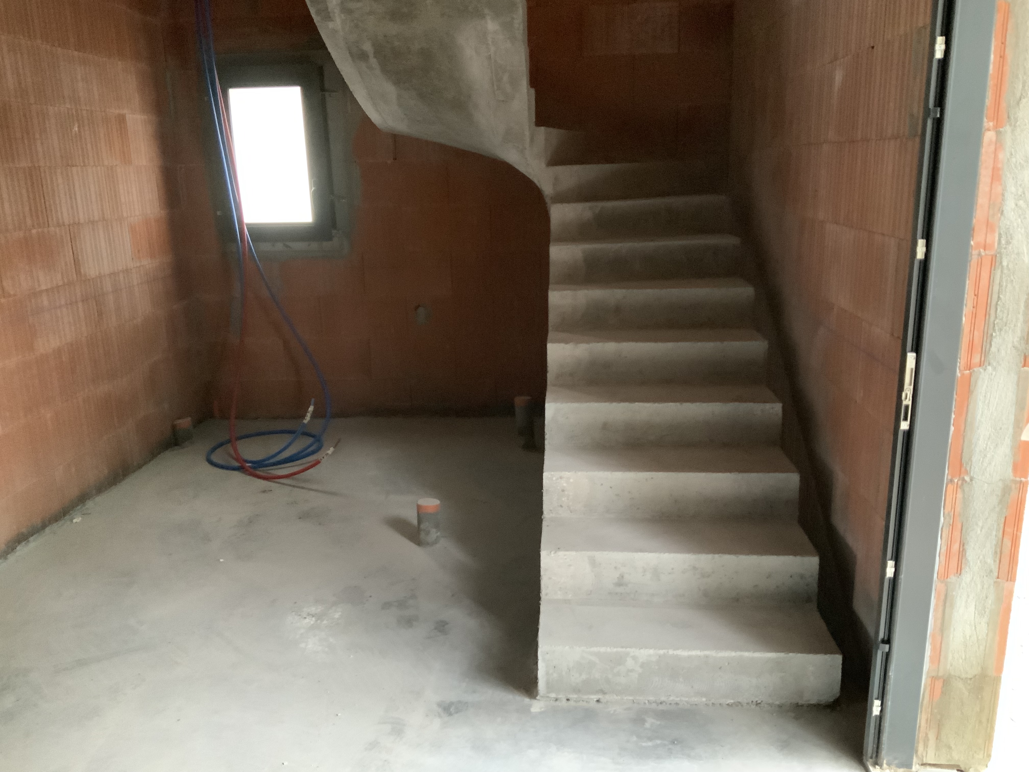 Escalier béton dans une maison individuelle en brique