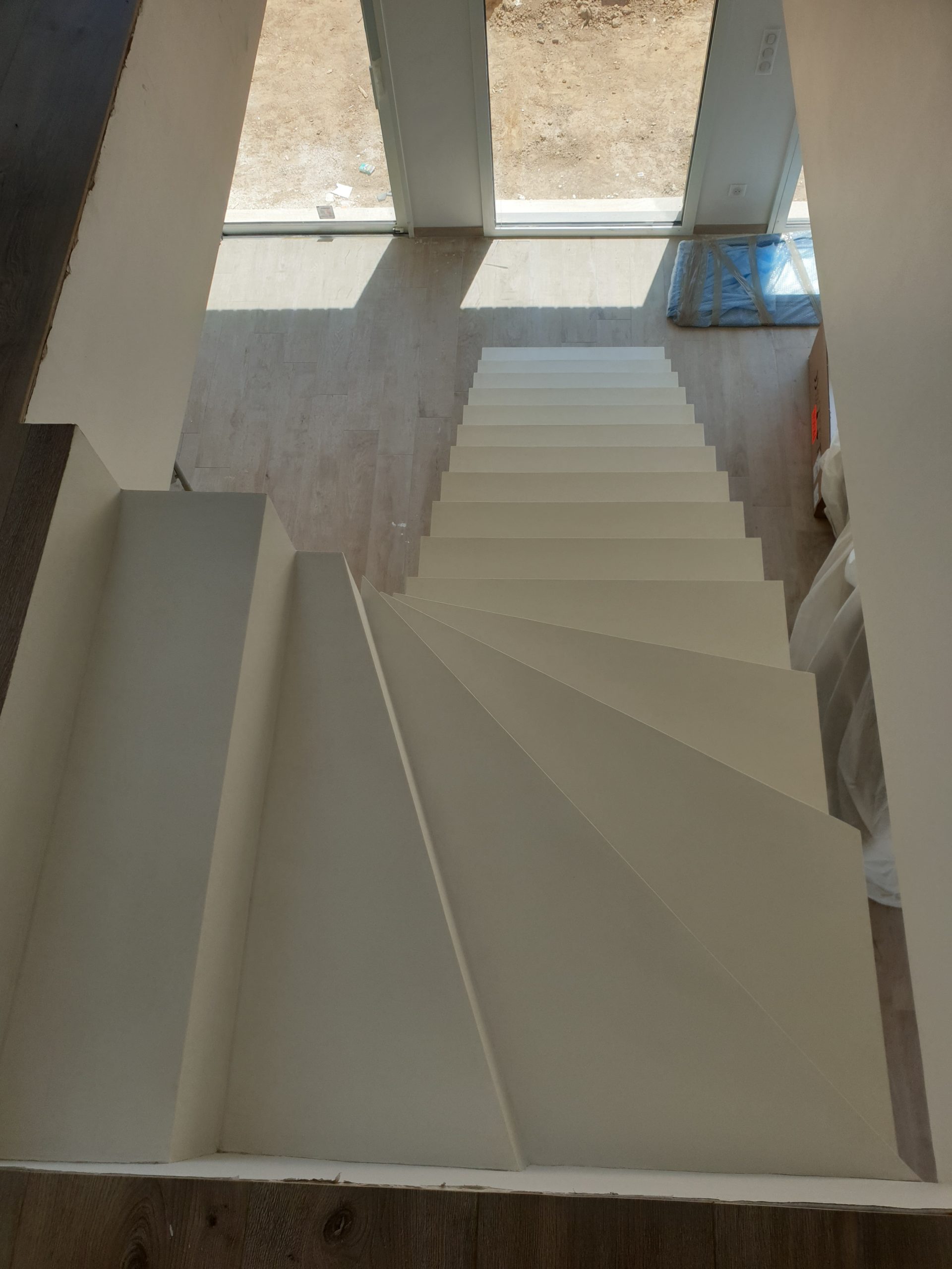 Escalier béton décoré en béton ciré blanc