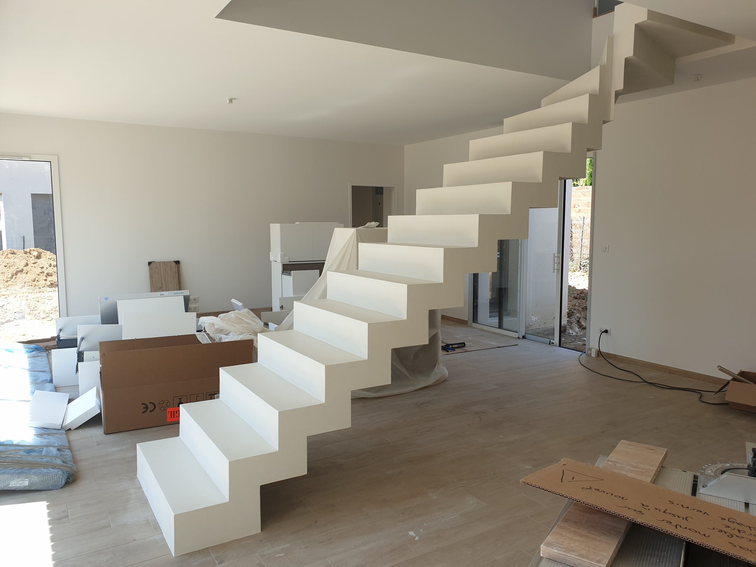 Escalier contemporain dans une maison à côté de Lyon