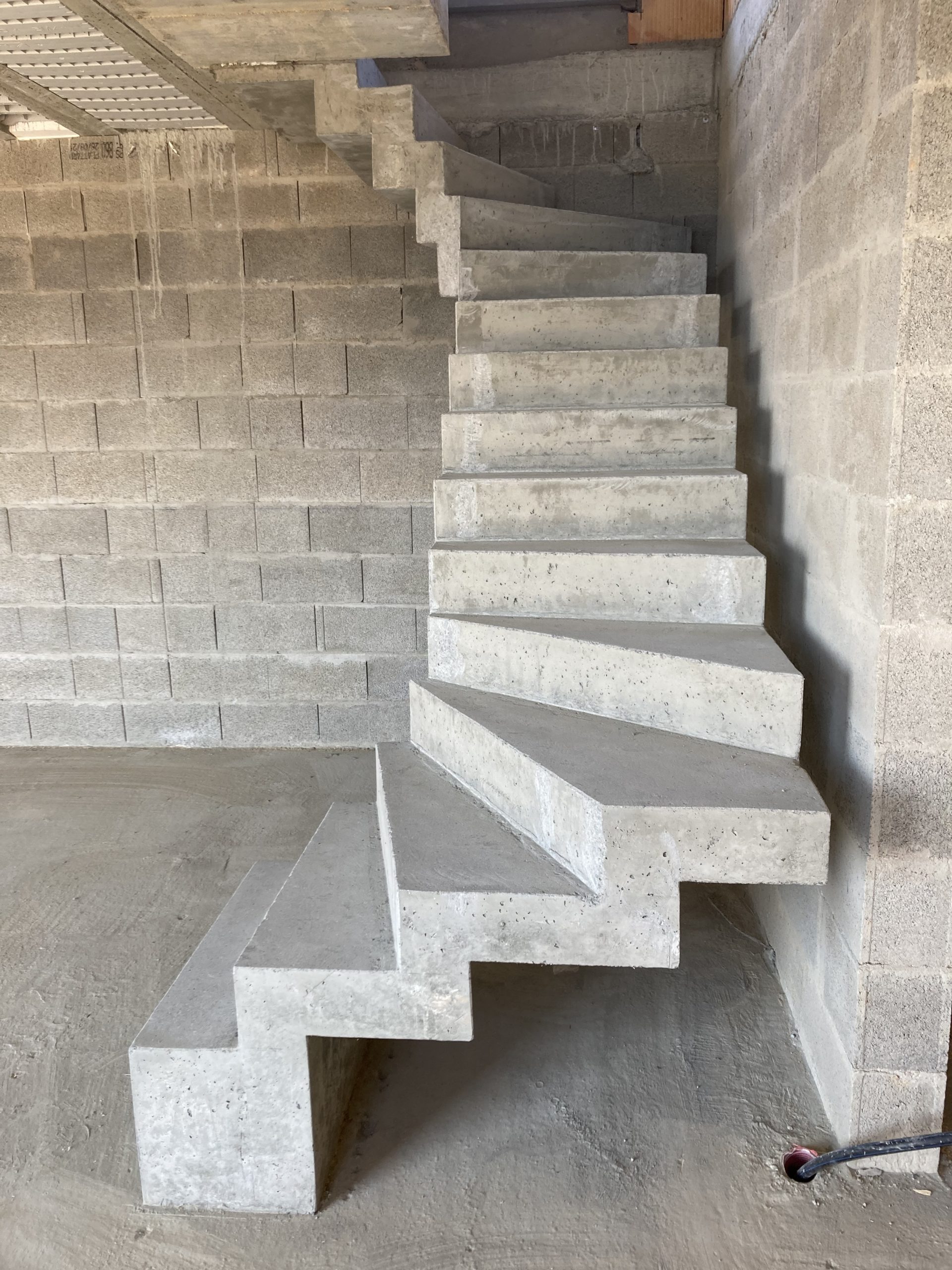 Escalier crémaillère dans une villa moderne en Corrèze