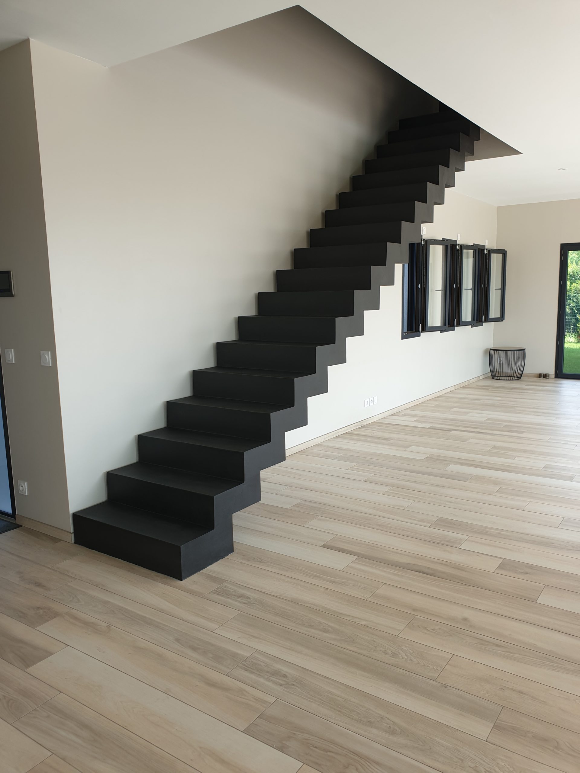 Escalier crémaillère sublimé par l'application d'un béton ciré couleur ardoise