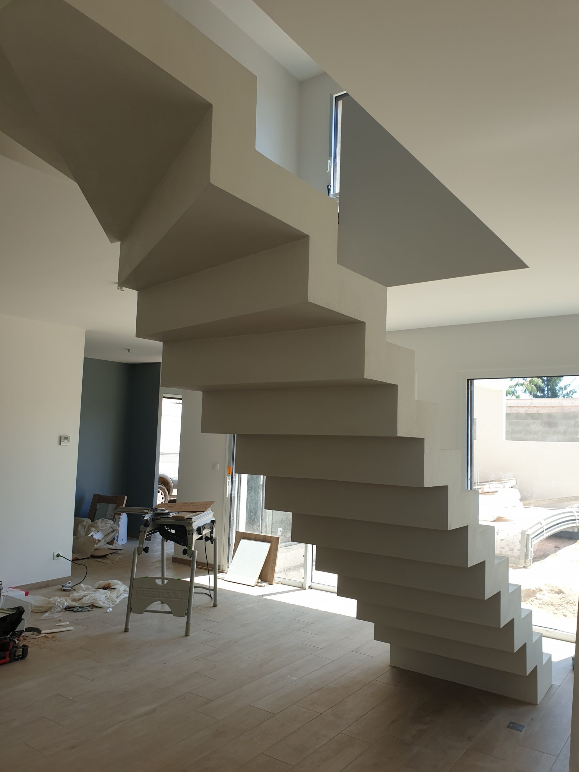 Escalier design dans un salon